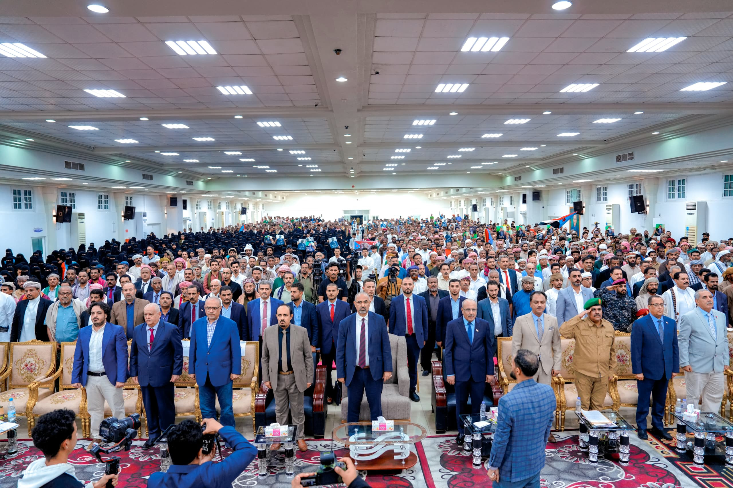 الرئيس الزُبيدي يعقد لقاءً موسعًا بمختلف شرائح وفئات المجتمع الحضرمي الرئيس الزُبيدي يعقد لقاءً موسعًا بمختلف شرائح وفئات المجتمع الحضرمي