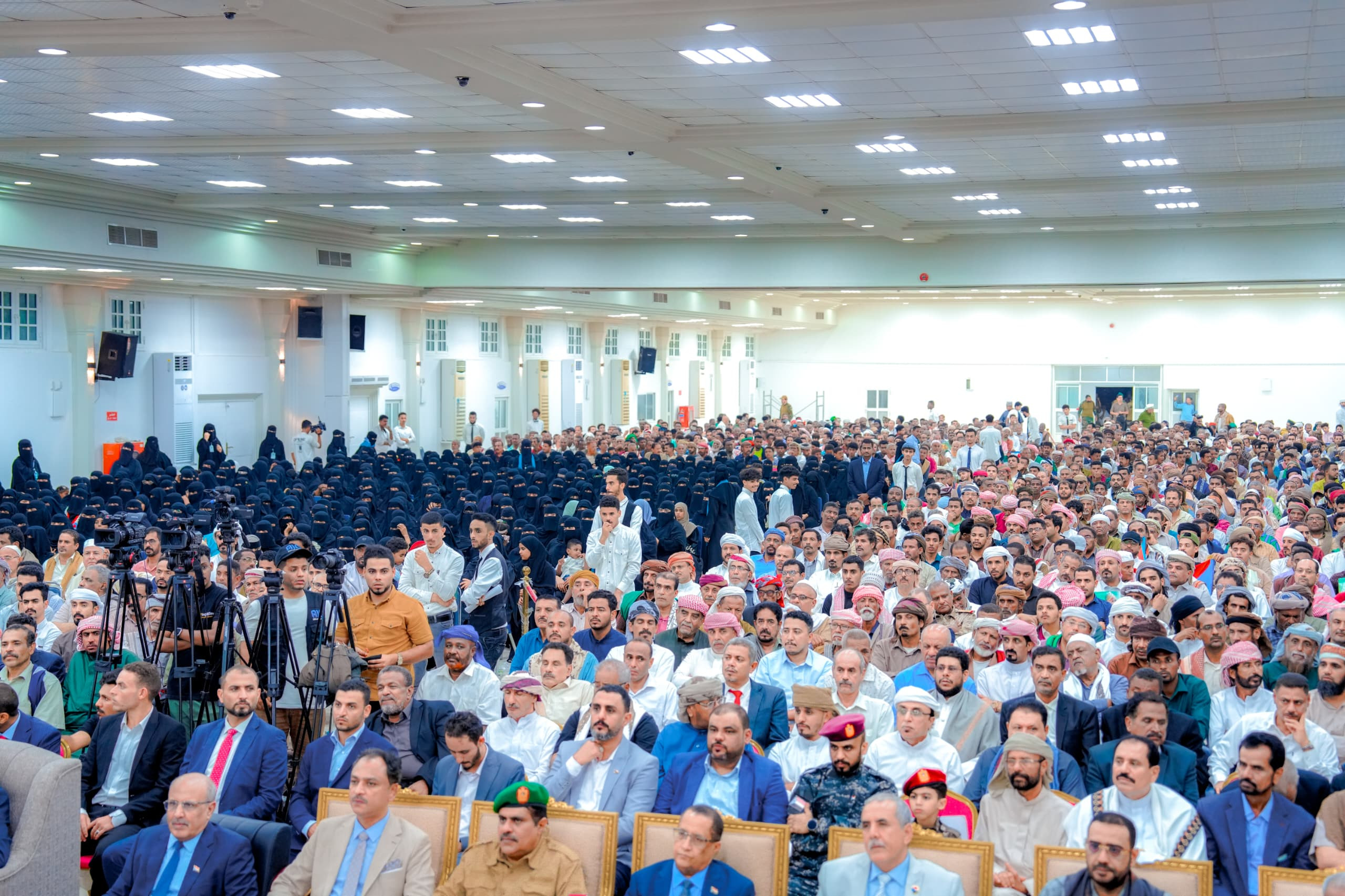 الرئيس الزُبيدي يعقد لقاءً موسعًا بمختلف شرائح وفئات المجتمع الحضرمي الرئيس الزُبيدي يعقد لقاءً موسعًا بمختلف شرائح وفئات المجتمع الحضرمي