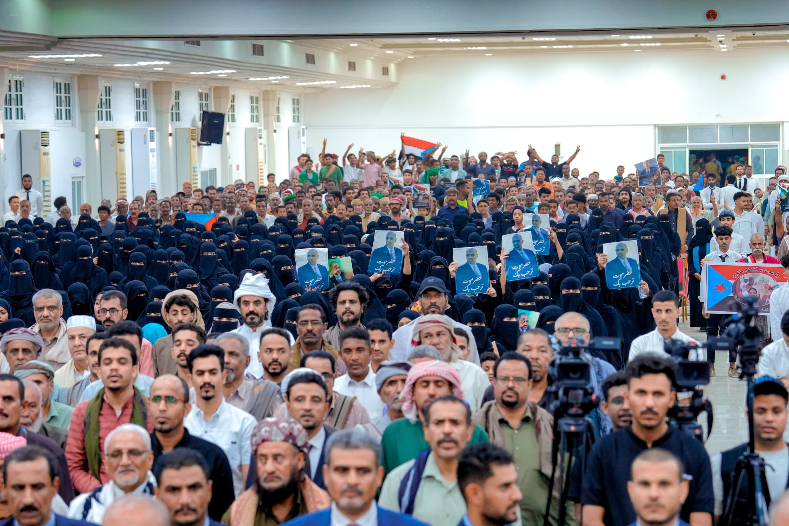 الرئيس الزُبيدي يعقد لقاءً موسعًا بمختلف شرائح وفئات المجتمع الحضرمي الرئيس الزُبيدي يعقد لقاءً موسعًا بمختلف شرائح وفئات المجتمع الحضرمي