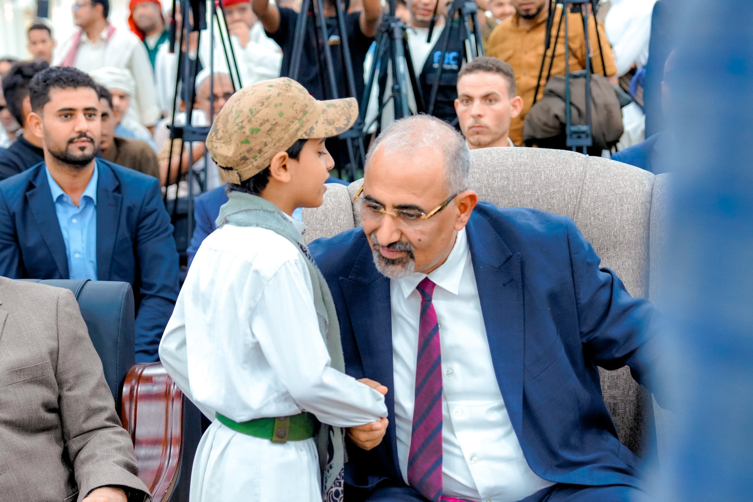 الرئيس الزُبيدي يعقد لقاءً موسعًا بمختلف شرائح وفئات المجتمع الحضرمي الرئيس الزُبيدي يعقد لقاءً موسعًا بمختلف شرائح وفئات المجتمع الحضرمي