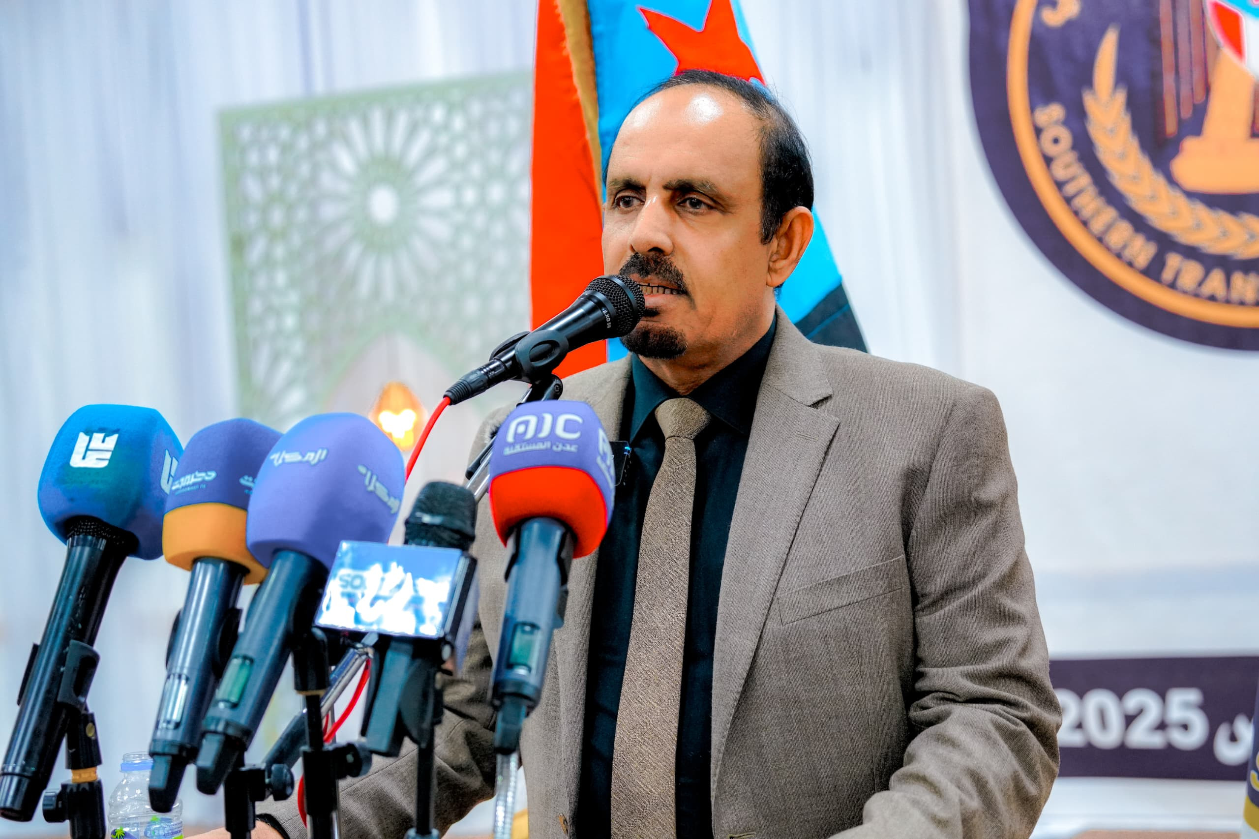 الرئيس الزُبيدي يعقد لقاءً موسعًا بمختلف شرائح وفئات المجتمع الحضرمي الرئيس الزُبيدي يعقد لقاءً موسعًا بمختلف شرائح وفئات المجتمع الحضرمي