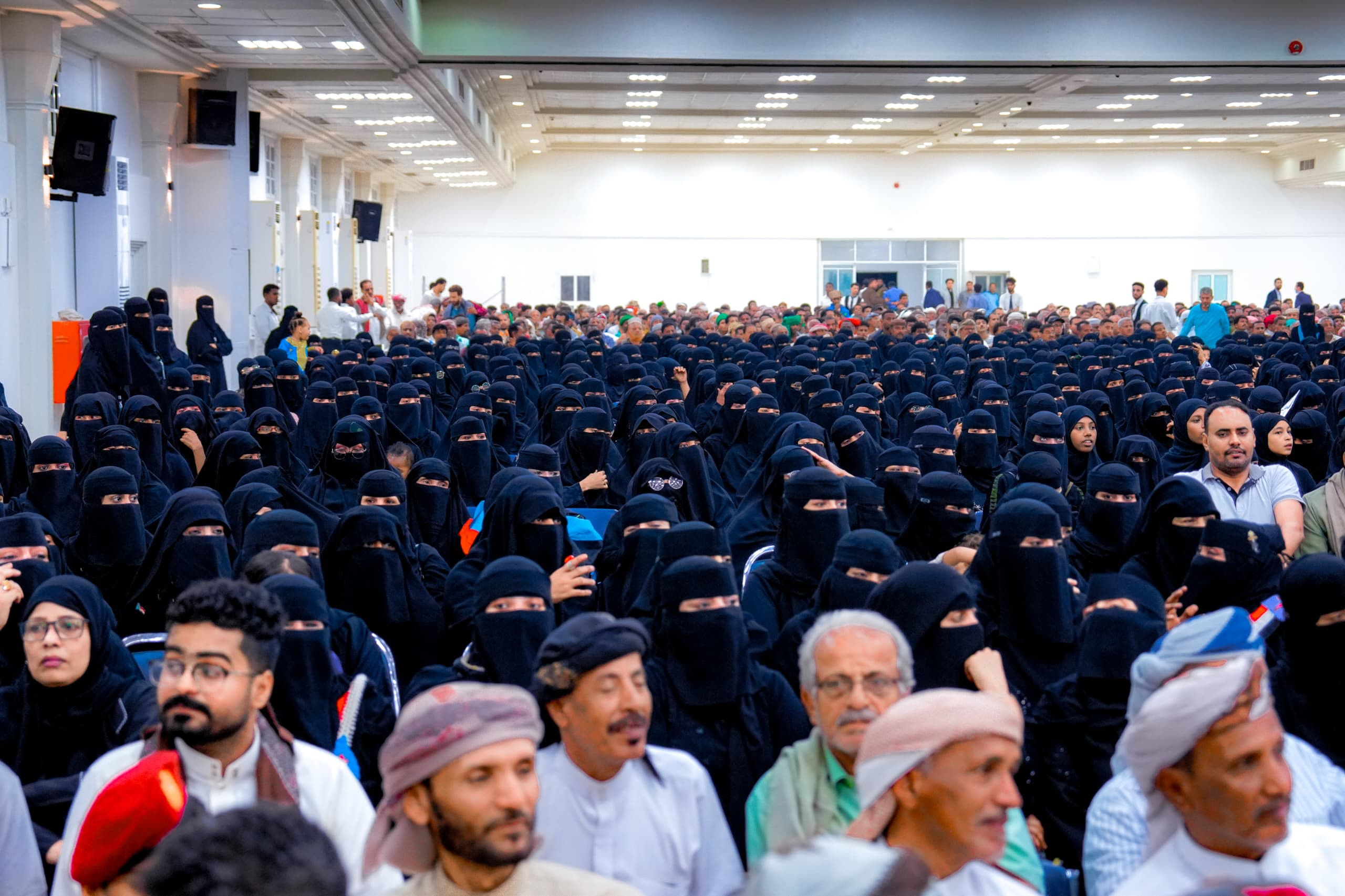 الرئيس الزُبيدي يعقد لقاءً موسعًا بمختلف شرائح وفئات المجتمع الحضرمي الرئيس الزُبيدي يعقد لقاءً موسعًا بمختلف شرائح وفئات المجتمع الحضرمي