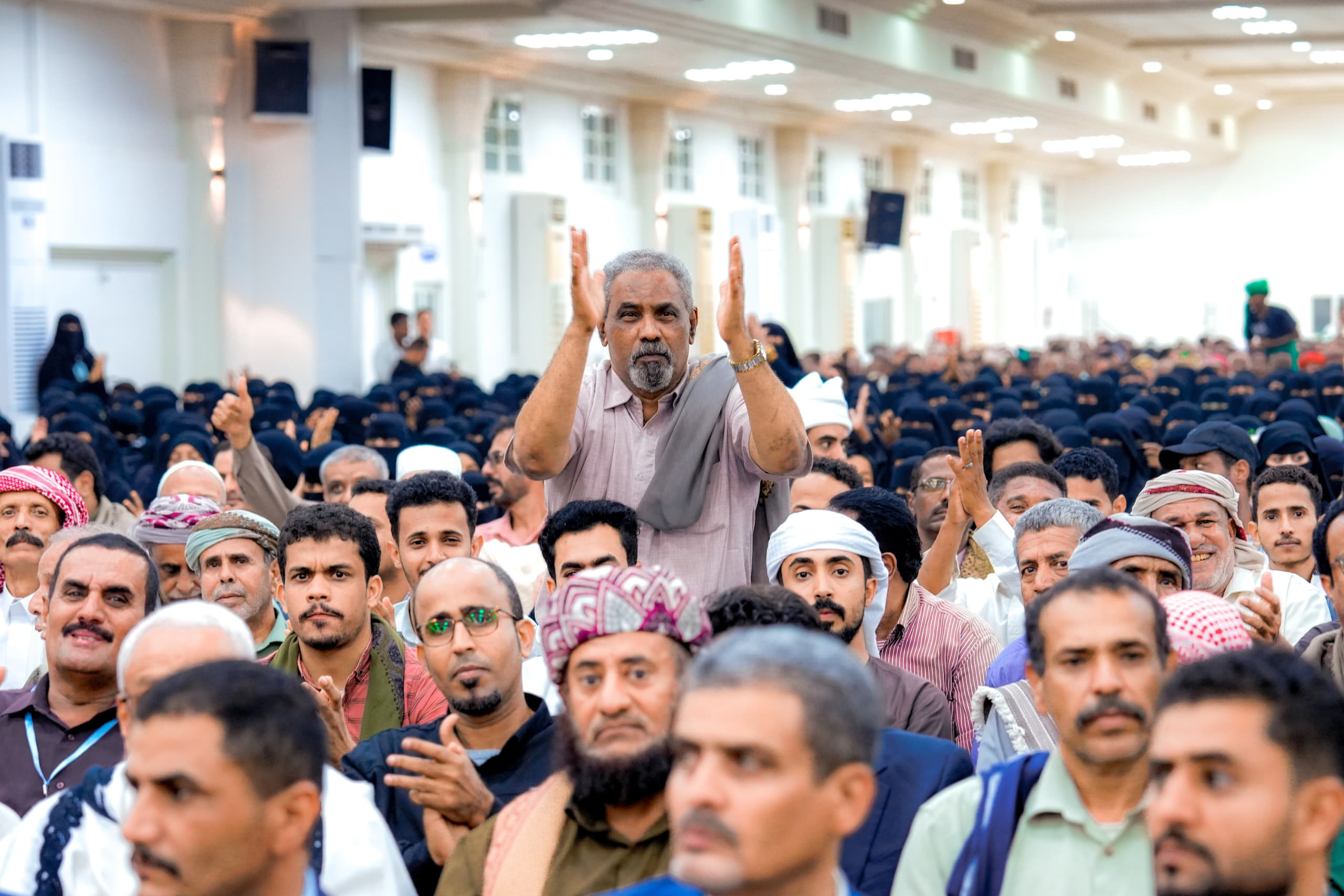 الرئيس الزُبيدي يعقد لقاءً موسعًا بمختلف شرائح وفئات المجتمع الحضرمي الرئيس الزُبيدي يعقد لقاءً موسعًا بمختلف شرائح وفئات المجتمع الحضرمي