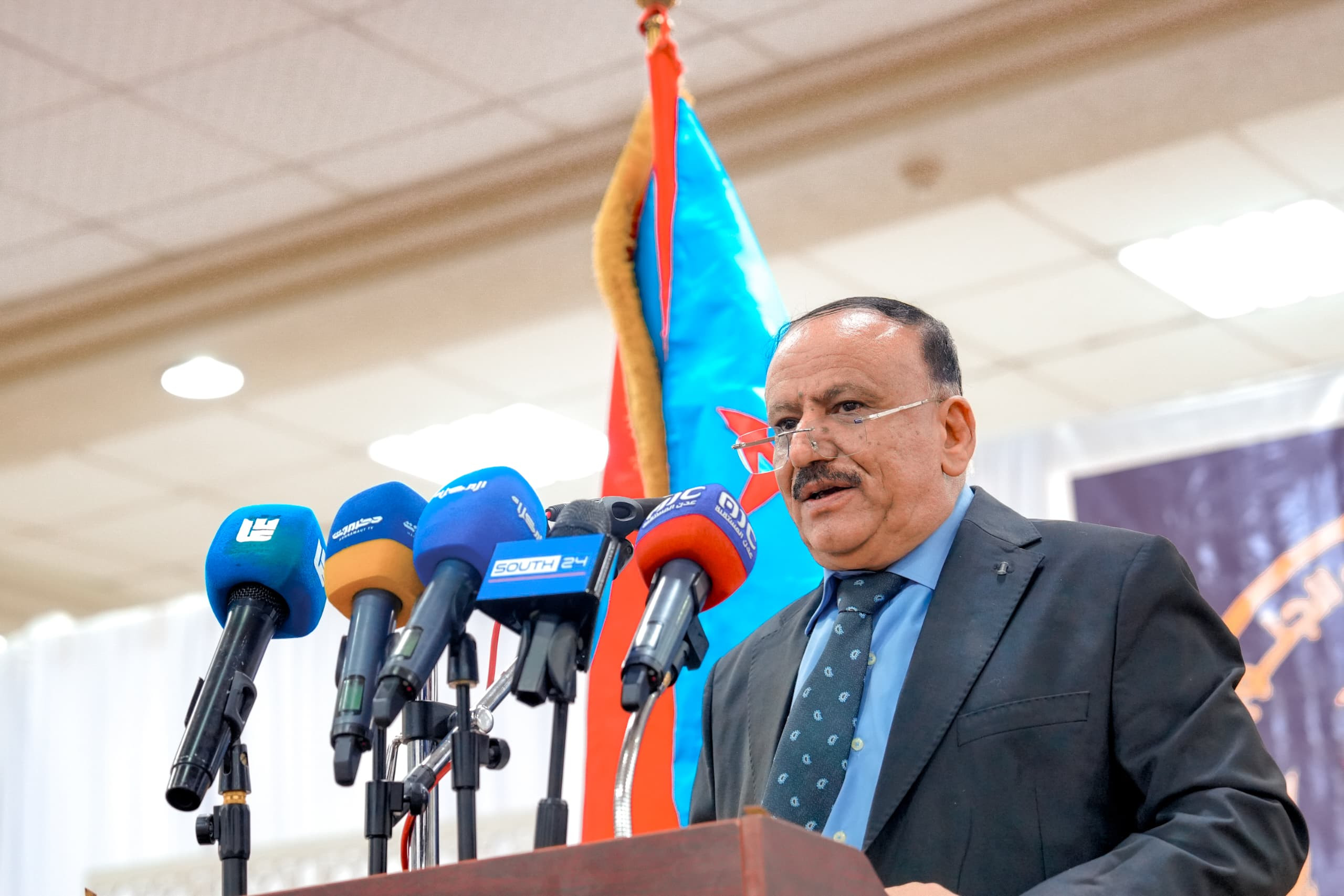 الرئيس الزُبيدي يعقد لقاءً موسعًا بمختلف شرائح وفئات المجتمع الحضرمي الرئيس الزُبيدي يعقد لقاءً موسعًا بمختلف شرائح وفئات المجتمع الحضرمي