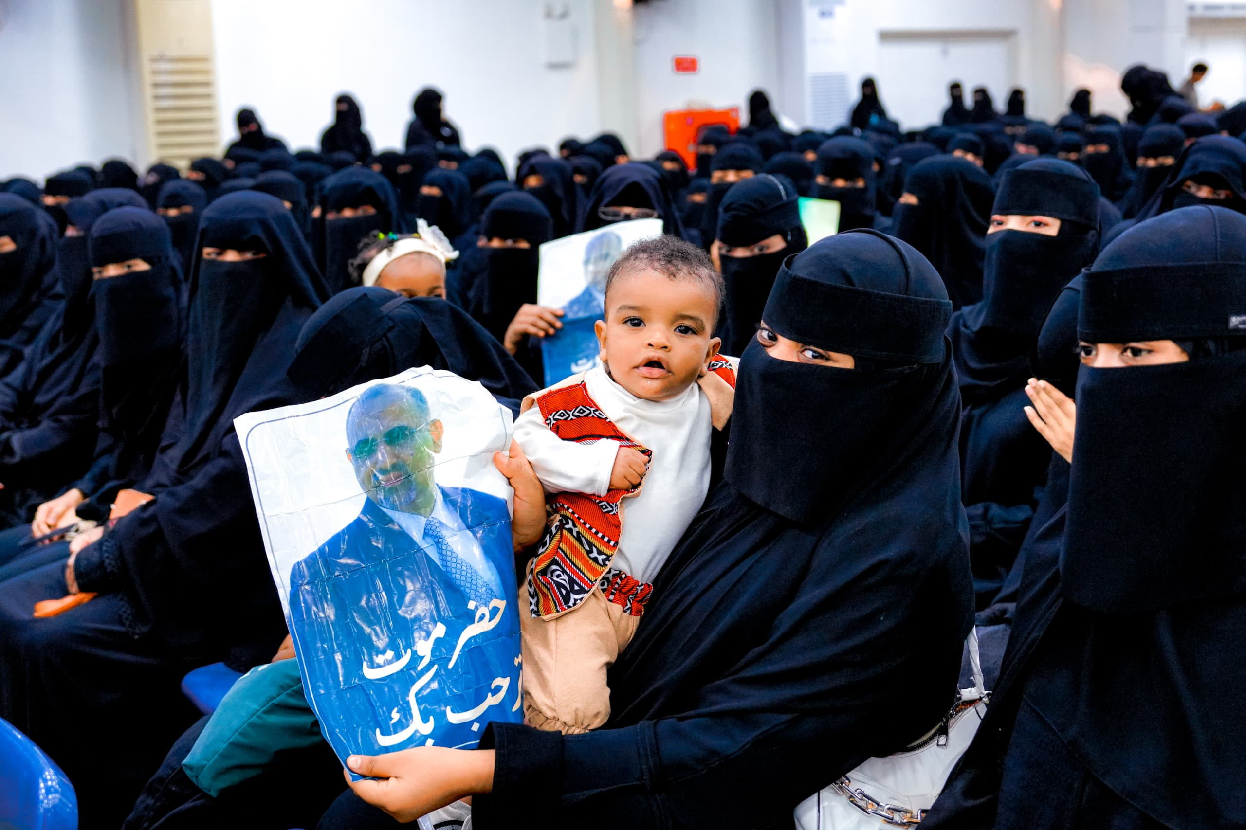 الرئيس الزُبيدي يعقد لقاءً موسعًا بمختلف شرائح وفئات المجتمع الحضرمي الرئيس الزُبيدي يعقد لقاءً موسعًا بمختلف شرائح وفئات المجتمع الحضرمي