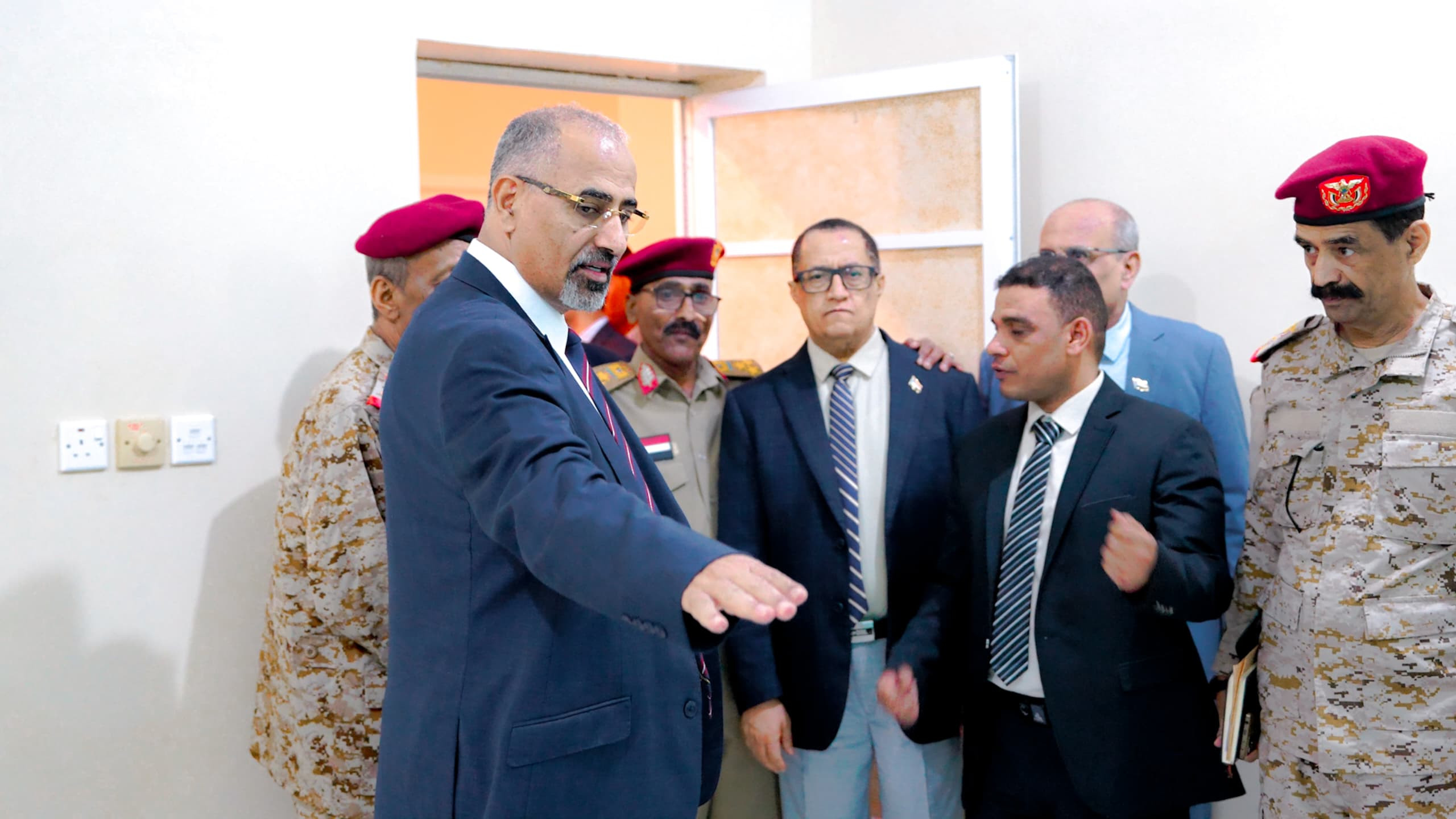 الرئيس الزُبيدي يطّلع على سير العمل في المستشفى العسكري بالمكلا الرئيس الزُبيدي يطّلع على سير العمل في المستشفى العسكري بالمكلا