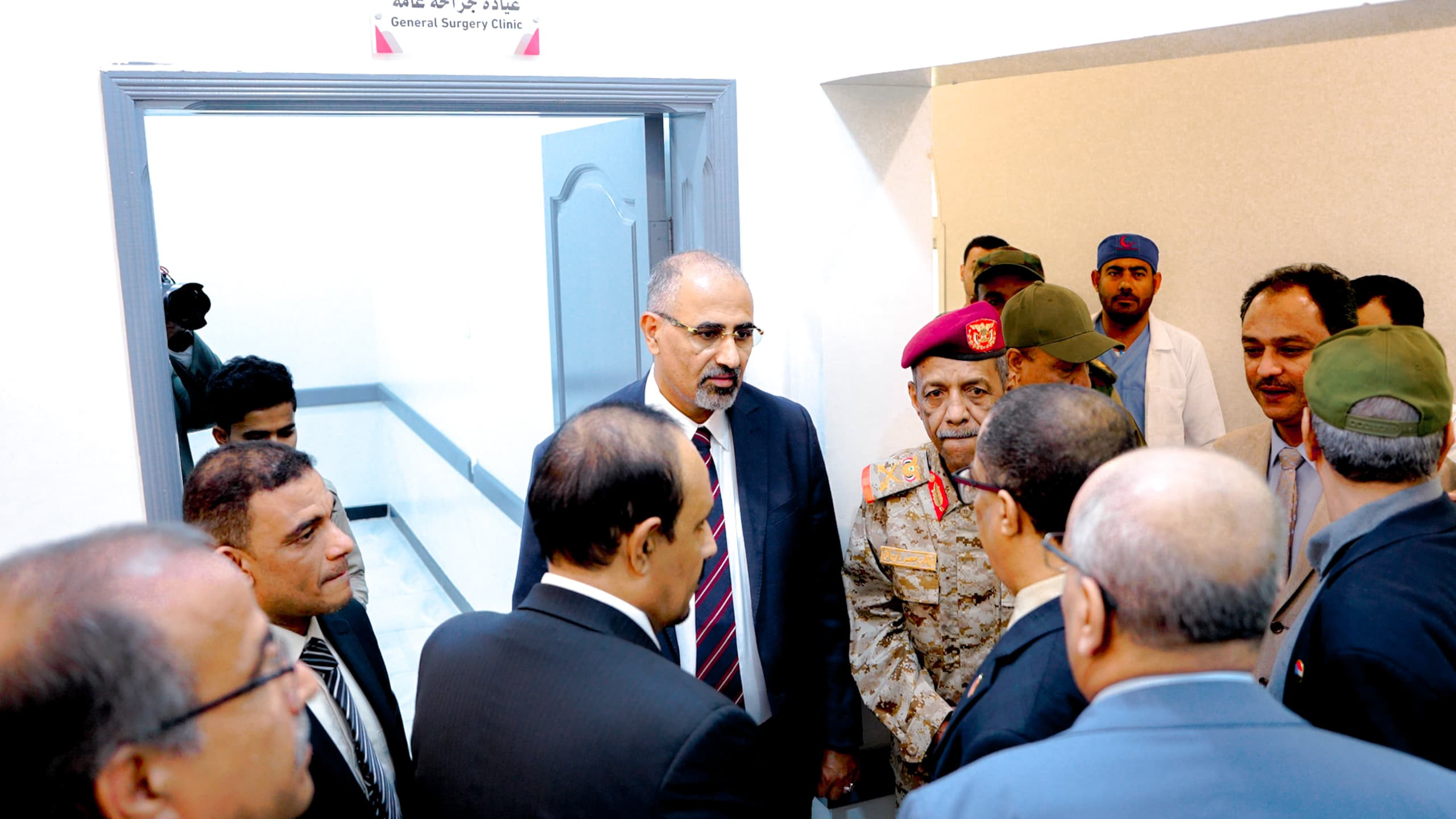 الرئيس الزُبيدي يطّلع على سير العمل في المستشفى العسكري بالمكلا الرئيس الزُبيدي يطّلع على سير العمل في المستشفى العسكري بالمكلا