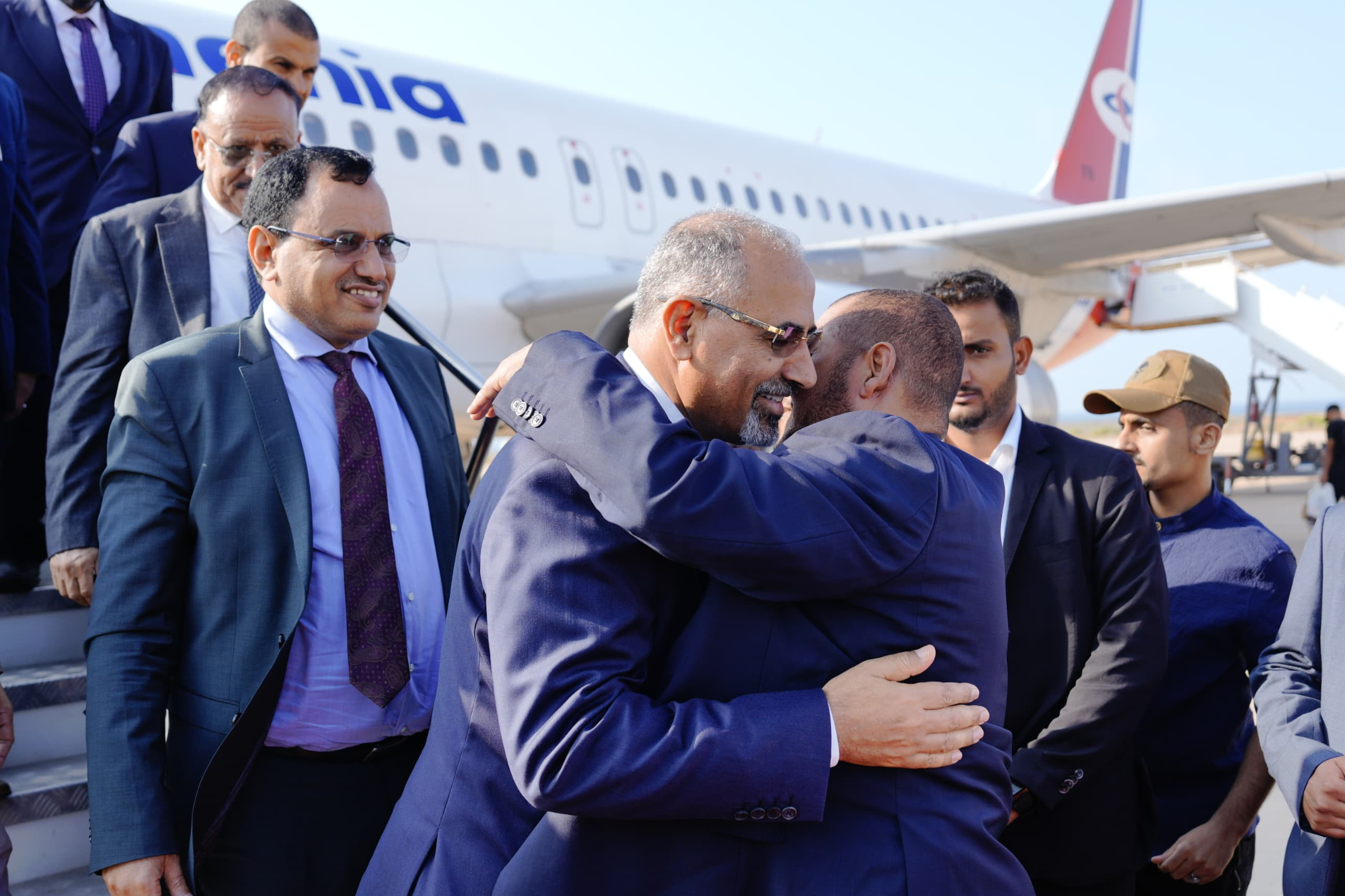الرئيس الزُبيدي يصل أرخبيل سقطرى لتفقد أوضاع المحافظة الرئيس الزُبيدي يصل أرخبيل سقطرى لتفقد أوضاع المحافظة