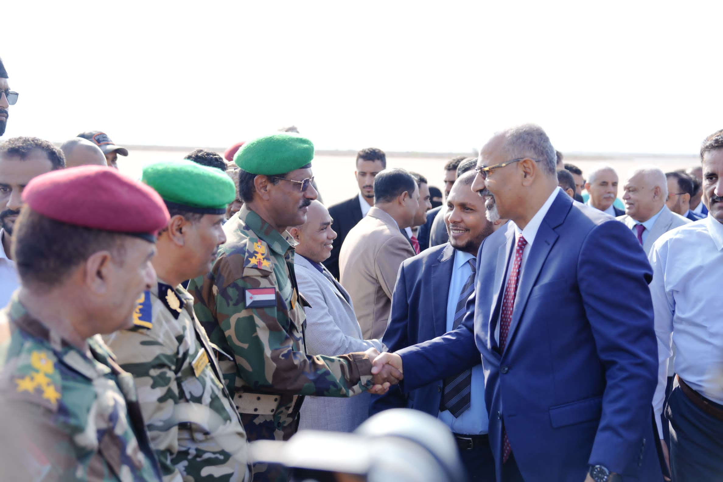 الرئيس الزُبيدي يصل أرخبيل سقطرى لتفقد أوضاع المحافظة الرئيس الزُبيدي يصل أرخبيل سقطرى لتفقد أوضاع المحافظة