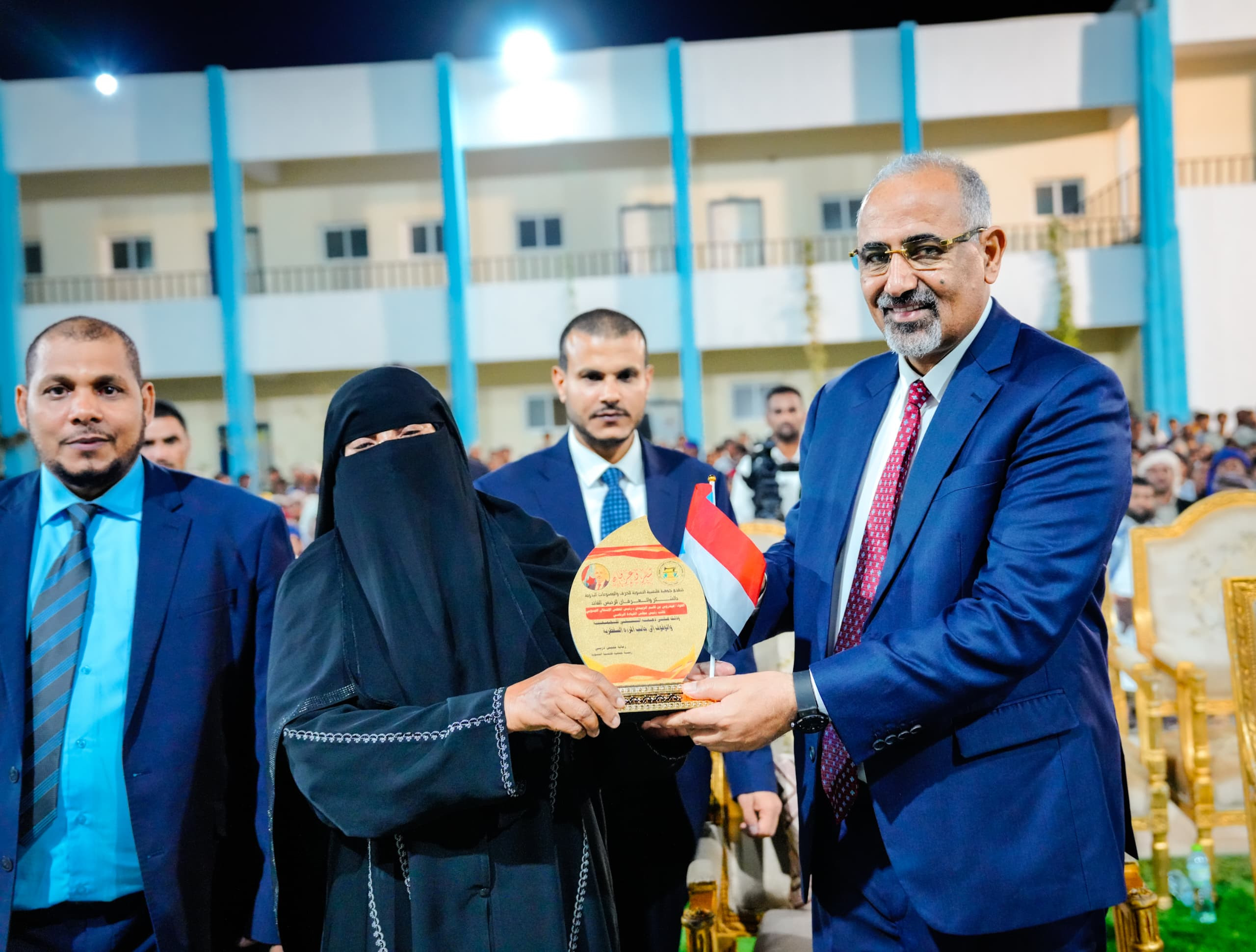 الرئيس الزُبيدي يشهد الأمسية الرمضانية الحاشدة التي أقامتها قيادة أرخبيل سقطرى احتفاءً بزيارته والوفد المرافق له للمحافظة الرئيس الزُبيدي يشهد الأمسية الرمضانية الحاشدة التي أقامتها قيادة أرخبيل سقطرى احتفاءً بزيارته والوفد المرافق له للمحافظة