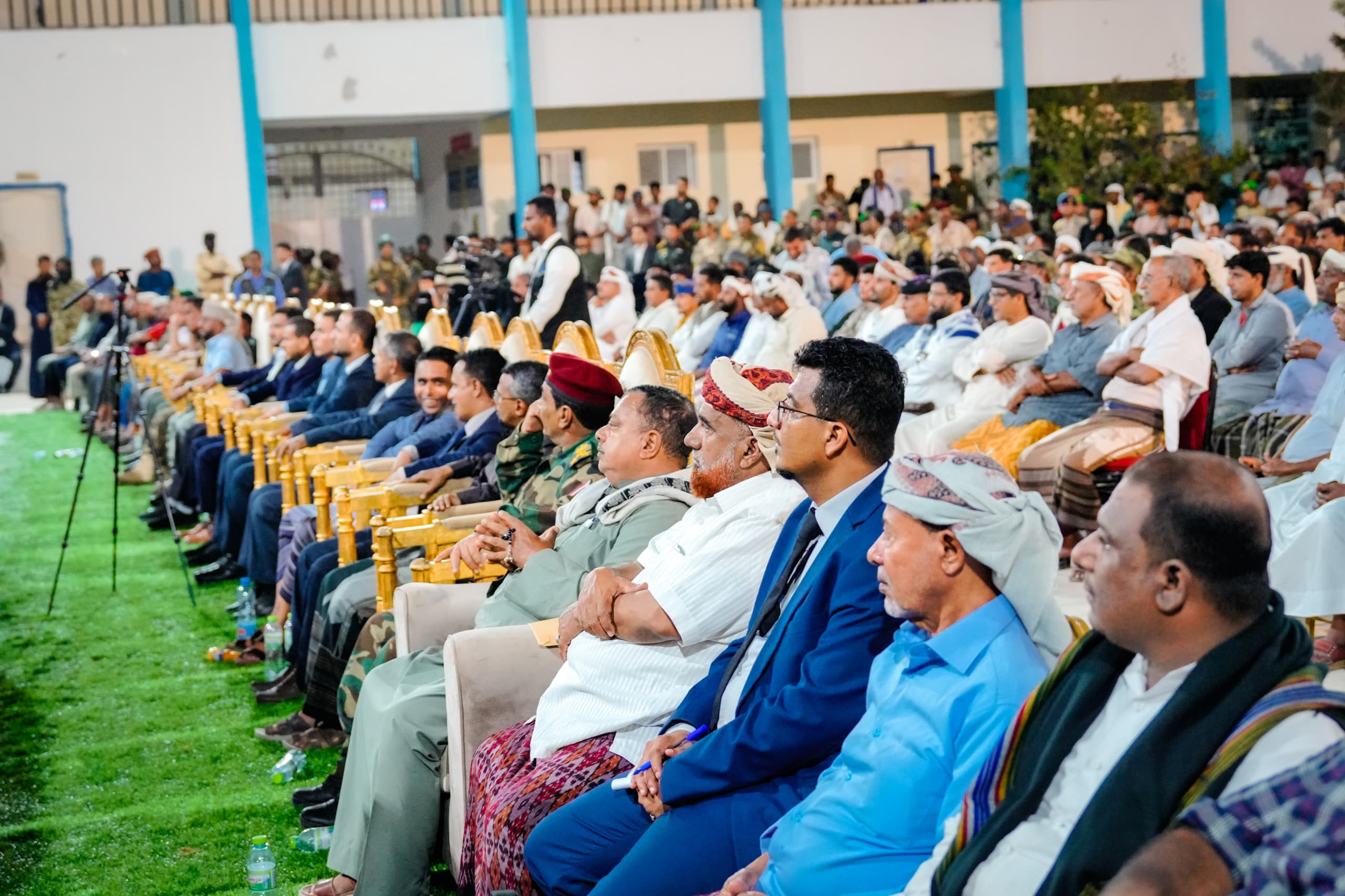 الرئيس الزُبيدي يشهد الأمسية الرمضانية الحاشدة التي أقامتها قيادة أرخبيل سقطرى احتفاءً بزيارته والوفد المرافق له للمحافظة الرئيس الزُبيدي يشهد الأمسية الرمضانية الحاشدة التي أقامتها قيادة أرخبيل سقطرى احتفاءً بزيارته والوفد المرافق له للمحافظة