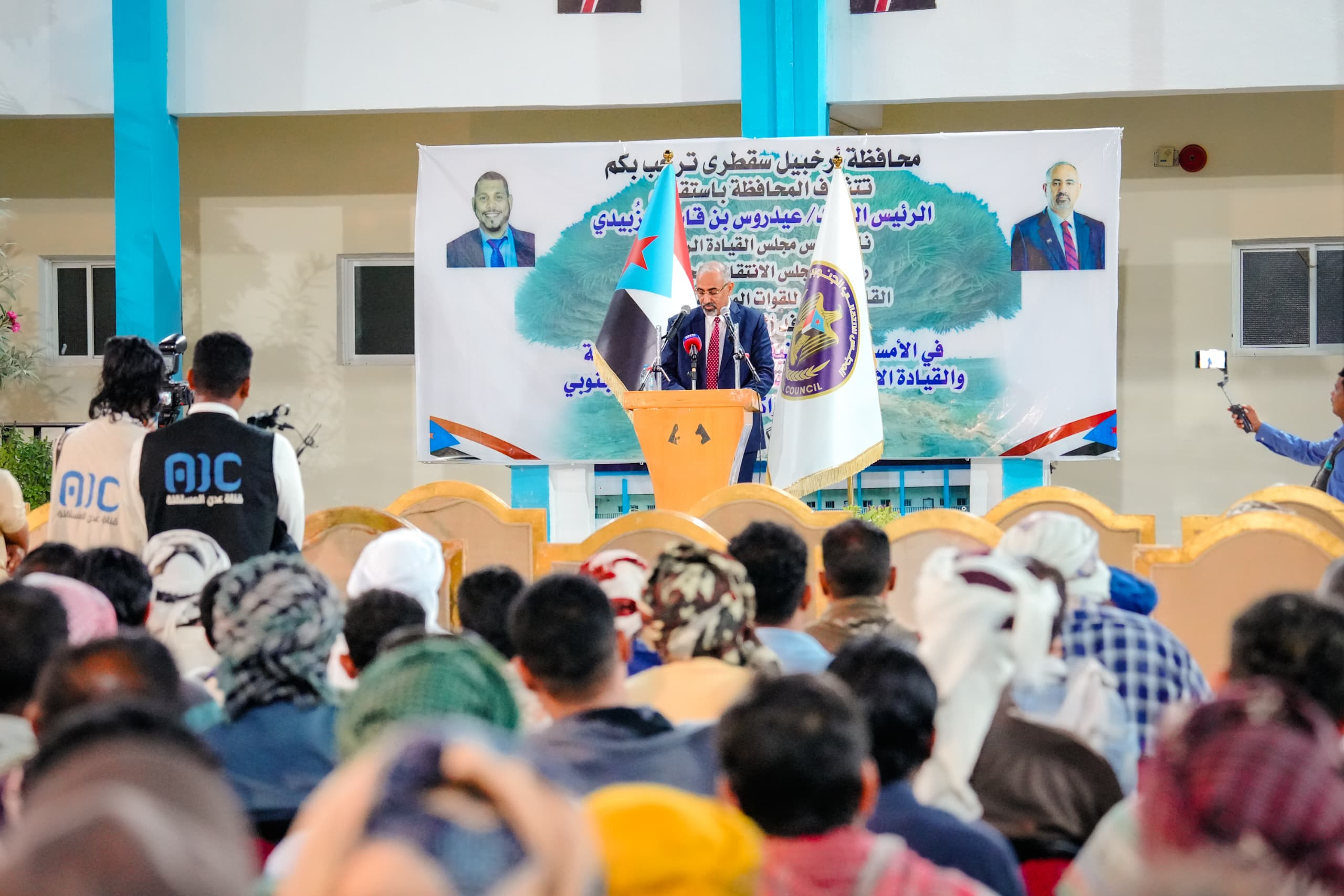 الرئيس الزُبيدي يشهد الأمسية الرمضانية الحاشدة التي أقامتها قيادة أرخبيل سقطرى احتفاءً بزيارته والوفد المرافق له للمحافظة الرئيس الزُبيدي يشهد الأمسية الرمضانية الحاشدة التي أقامتها قيادة أرخبيل سقطرى احتفاءً بزيارته والوفد المرافق له للمحافظة