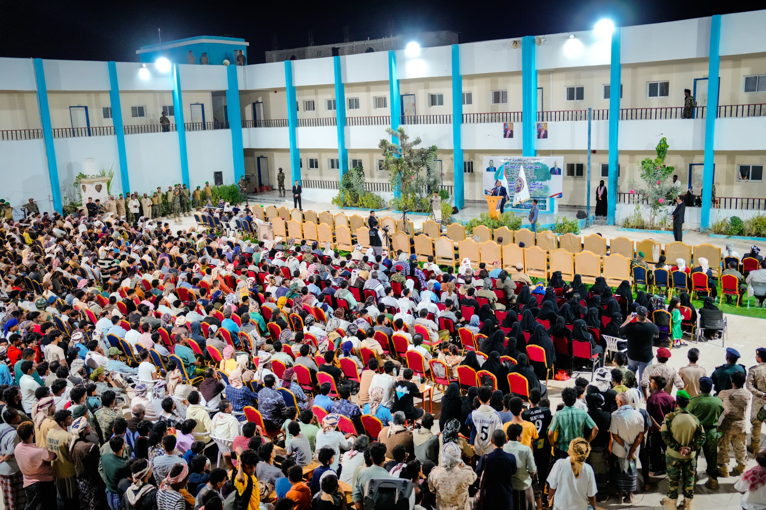 الرئيس الزُبيدي يشهد الأمسية الرمضانية الحاشدة التي أقامتها قيادة أرخبيل سقطرى احتفاءً بزيارته والوفد المرافق له للمحافظة الرئيس الزُبيدي يشهد الأمسية الرمضانية الحاشدة التي أقامتها قيادة أرخبيل سقطرى احتفاءً بزيارته والوفد المرافق له للمحافظة