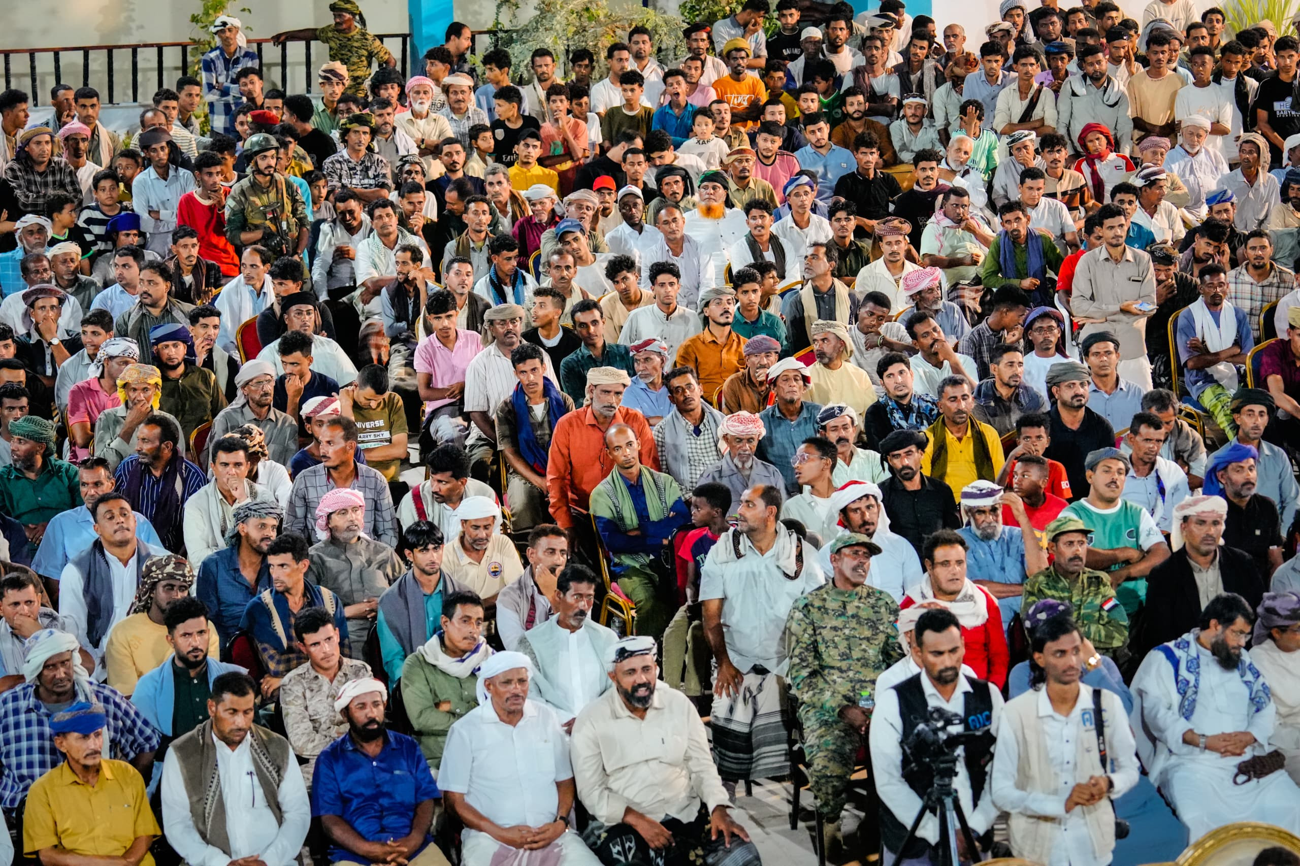 الرئيس الزُبيدي يشهد الأمسية الرمضانية الحاشدة التي أقامتها قيادة أرخبيل سقطرى احتفاءً بزيارته والوفد المرافق له للمحافظة الرئيس الزُبيدي يشهد الأمسية الرمضانية الحاشدة التي أقامتها قيادة أرخبيل سقطرى احتفاءً بزيارته والوفد المرافق له للمحافظة