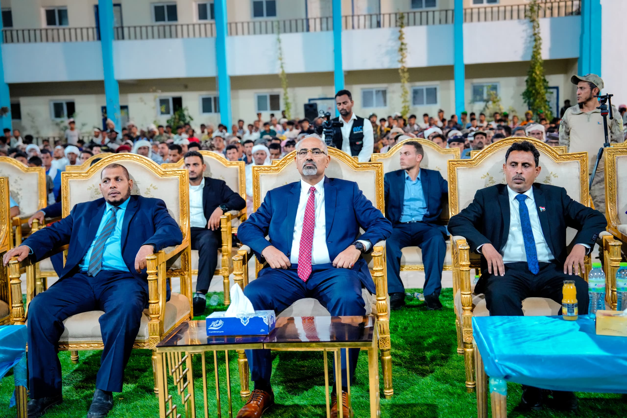 الرئيس الزُبيدي يشهد الأمسية الرمضانية الحاشدة التي أقامتها قيادة أرخبيل سقطرى احتفاءً بزيارته والوفد المرافق له للمحافظة الرئيس الزُبيدي يشهد الأمسية الرمضانية الحاشدة التي أقامتها قيادة أرخبيل سقطرى احتفاءً بزيارته والوفد المرافق له للمحافظة