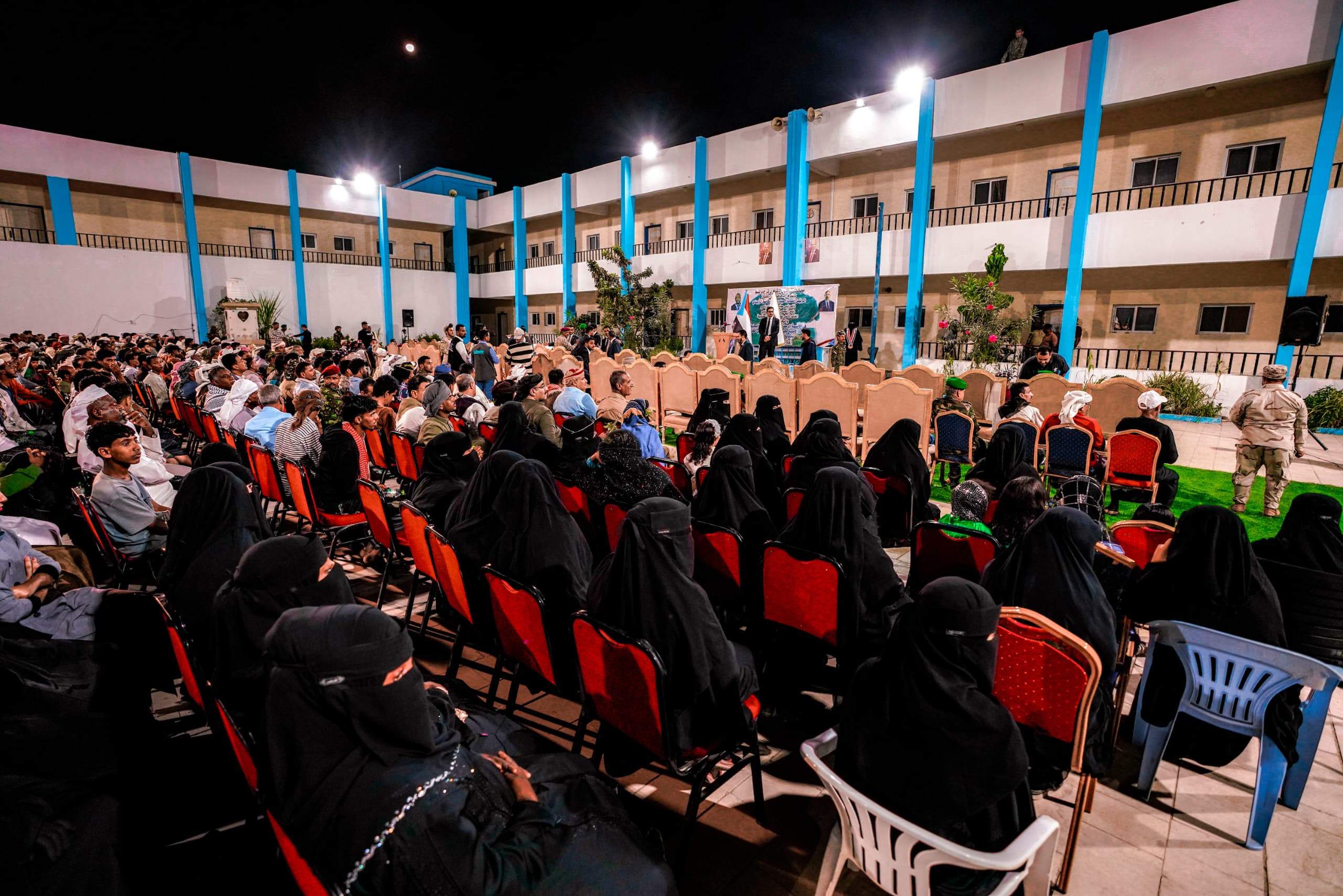 الرئيس الزُبيدي يشهد الأمسية الرمضانية الحاشدة التي أقامتها قيادة أرخبيل سقطرى احتفاءً بزيارته والوفد المرافق له للمحافظة الرئيس الزُبيدي يشهد الأمسية الرمضانية الحاشدة التي أقامتها قيادة أرخبيل سقطرى احتفاءً بزيارته والوفد المرافق له للمحافظة