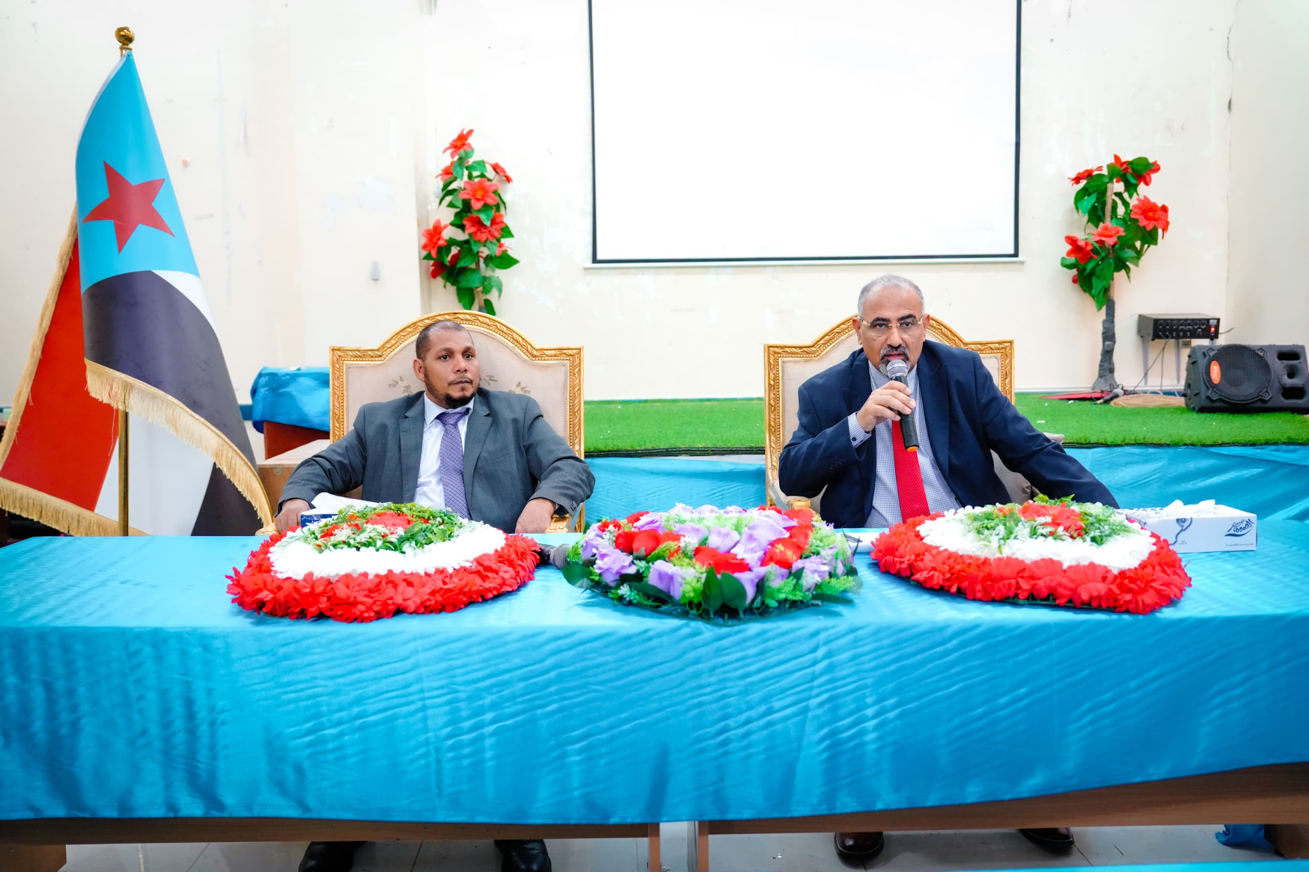 الرئيس الزُبيدي يرأس اجتماعا مشتركا للمكتب التنفيذي واللجنة الأمنية بأرخبيل سقطرى الرئيس الزُبيدي يرأس اجتماعا مشتركا للمكتب التنفيذي واللجنة الأمنية بأرخبيل سقطرى