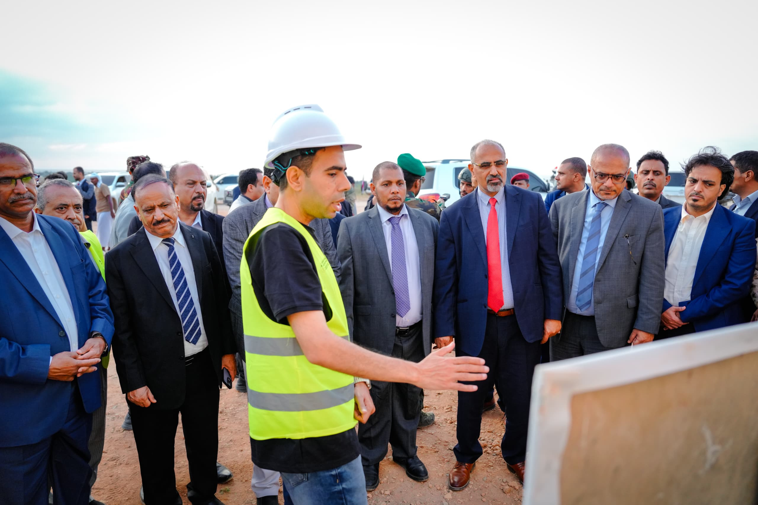 الرئيس الزُبيدي يتفقد مشروع كلية التربية والعلوم الإنسانية والتطبيقية بسقطرى الرئيس الزُبيدي يتفقد مشروع كلية التربية والعلوم الإنسانية والتطبيقية بسقطرى