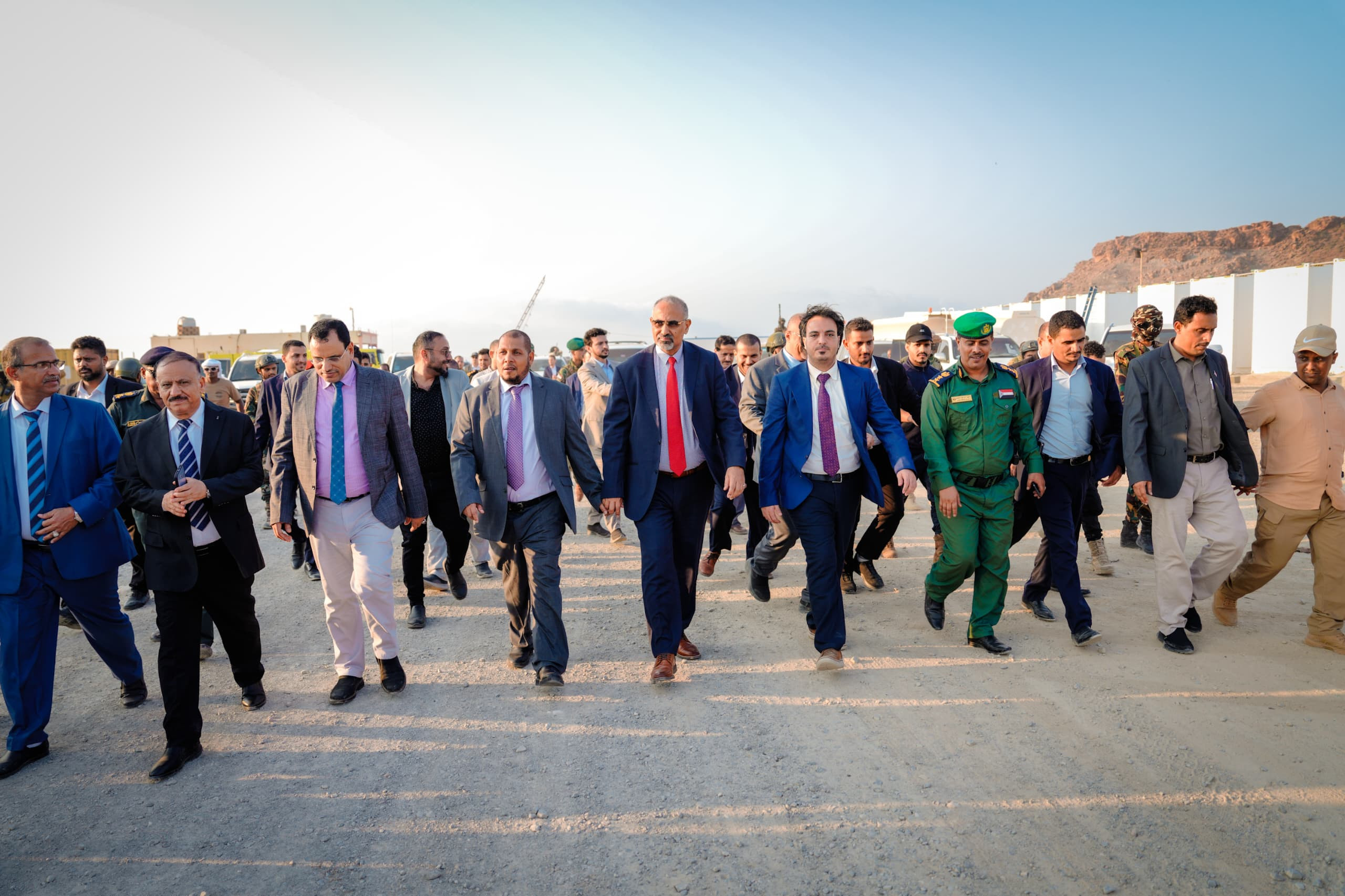 الرئيس الزُبيدي يزور محطة كهرباء نور زايد 1 في سقطرى ويثمن الدعم الإماراتي للأرخبيل الرئيس الزُبيدي يزور محطة كهرباء نور زايد 1 في سقطرى ويثمن الدعم الإماراتي للأرخبيل