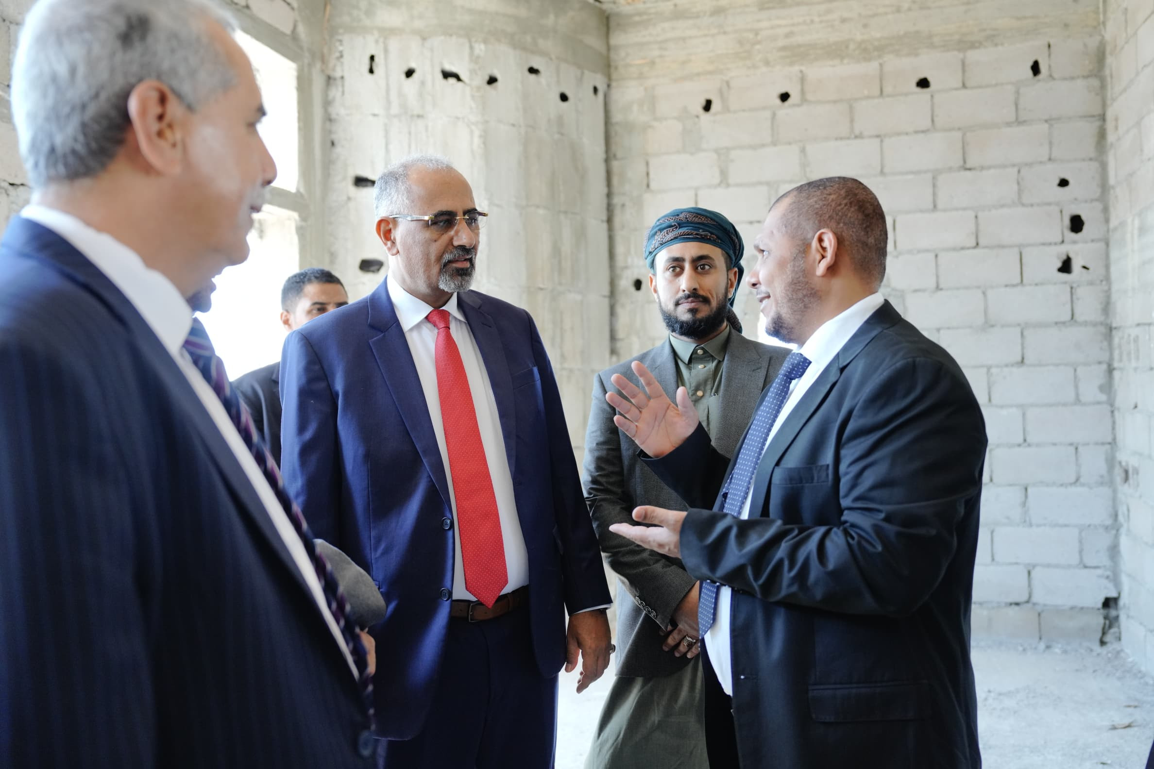 الرئيس الزُبيدي يتفقد أعمال التشطيبات في المجمع الحكومي بمحافظة أرخبيل سقطرى الرئيس الزُبيدي يتفقد أعمال التشطيبات في المجمع الحكومي بمحافظة أرخبيل سقطرى