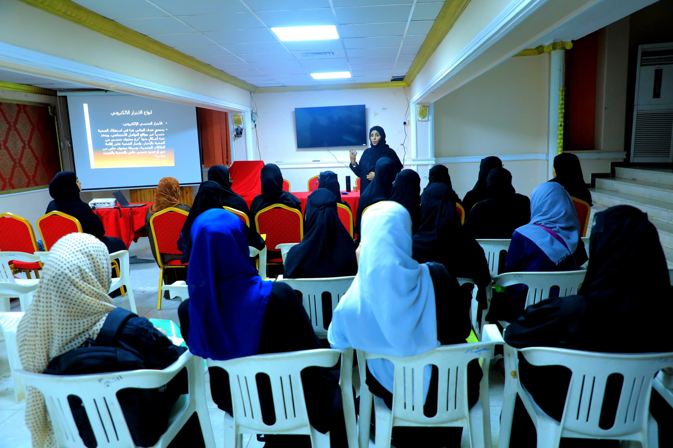 الأمانة العامة تختتم برنامج الأمسيات الرمضانية للطالبات في جامعة عدن الأمانة العامة تختتم برنامج الأمسيات الرمضانية للطالبات في جامعة عدن