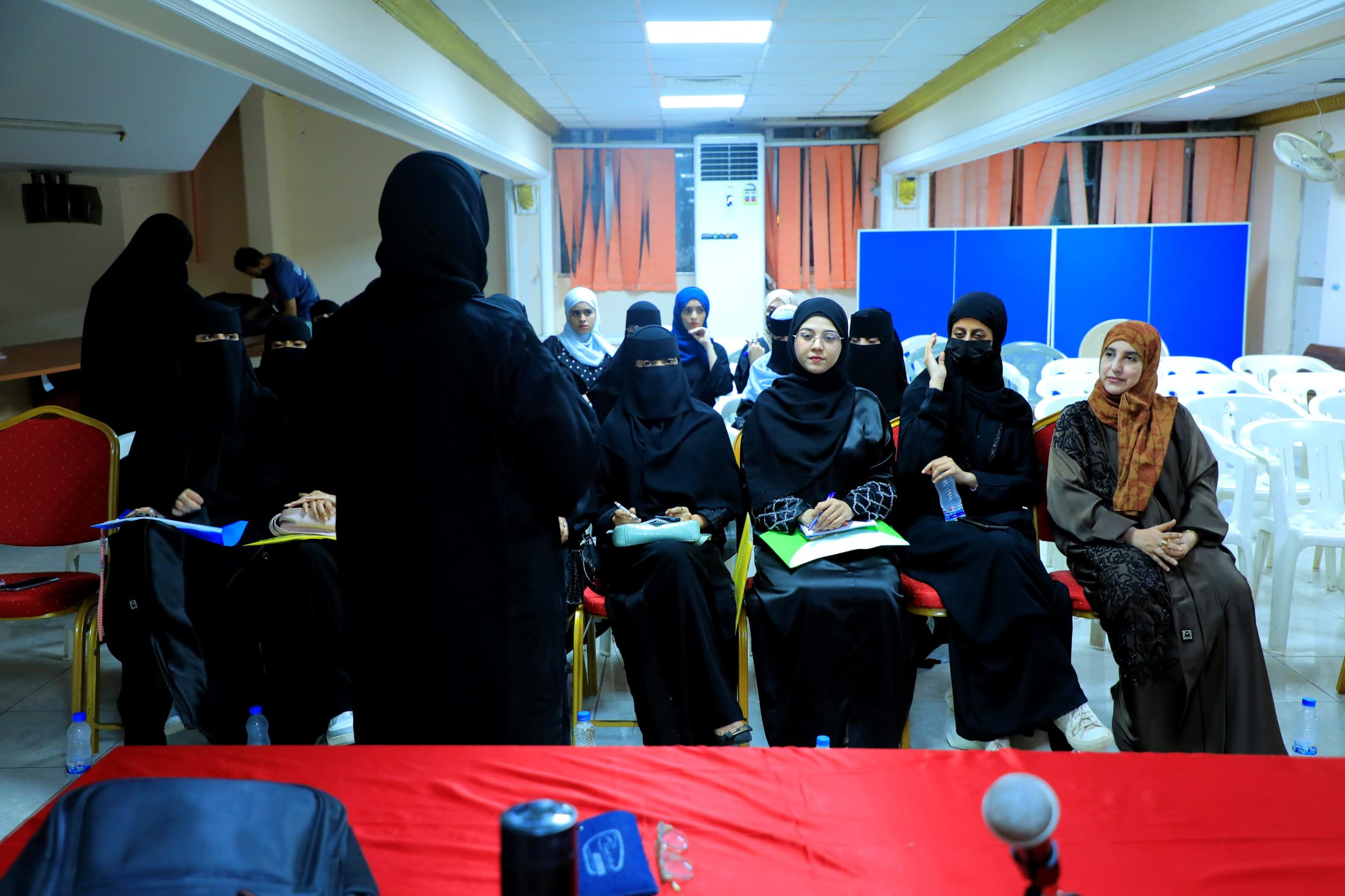 الأمانة العامة تختتم برنامج الأمسيات الرمضانية للطالبات في جامعة عدن الأمانة العامة تختتم برنامج الأمسيات الرمضانية للطالبات في جامعة عدن