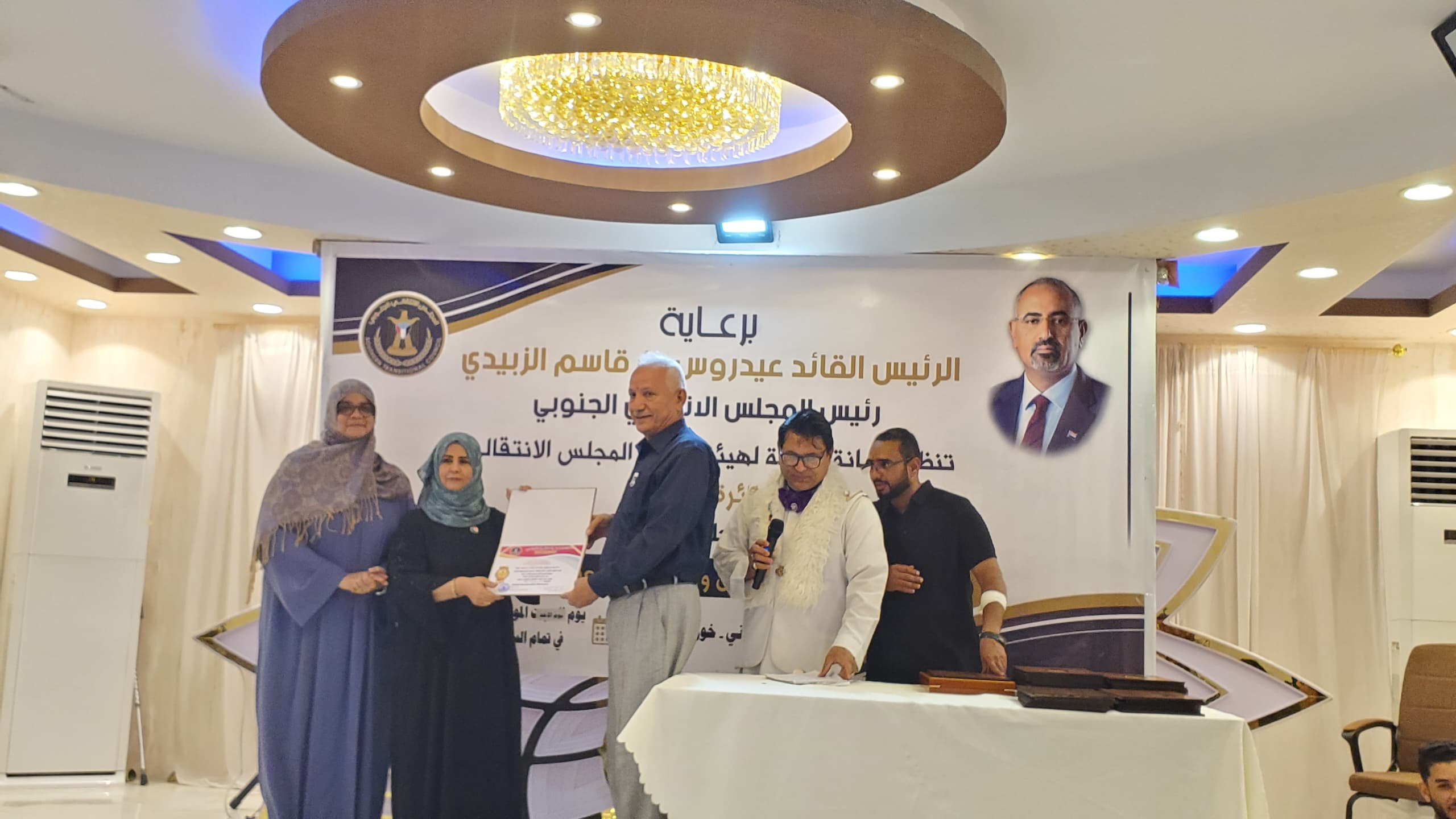الأمانة العامة تُكرّم المعلمين والطلاب المتميزين في عدد من مدارس عدن وأبين الأمانة العامة تُكرّم المعلمين والطلاب المتميزين في عدد من مدارس عدن وأبين