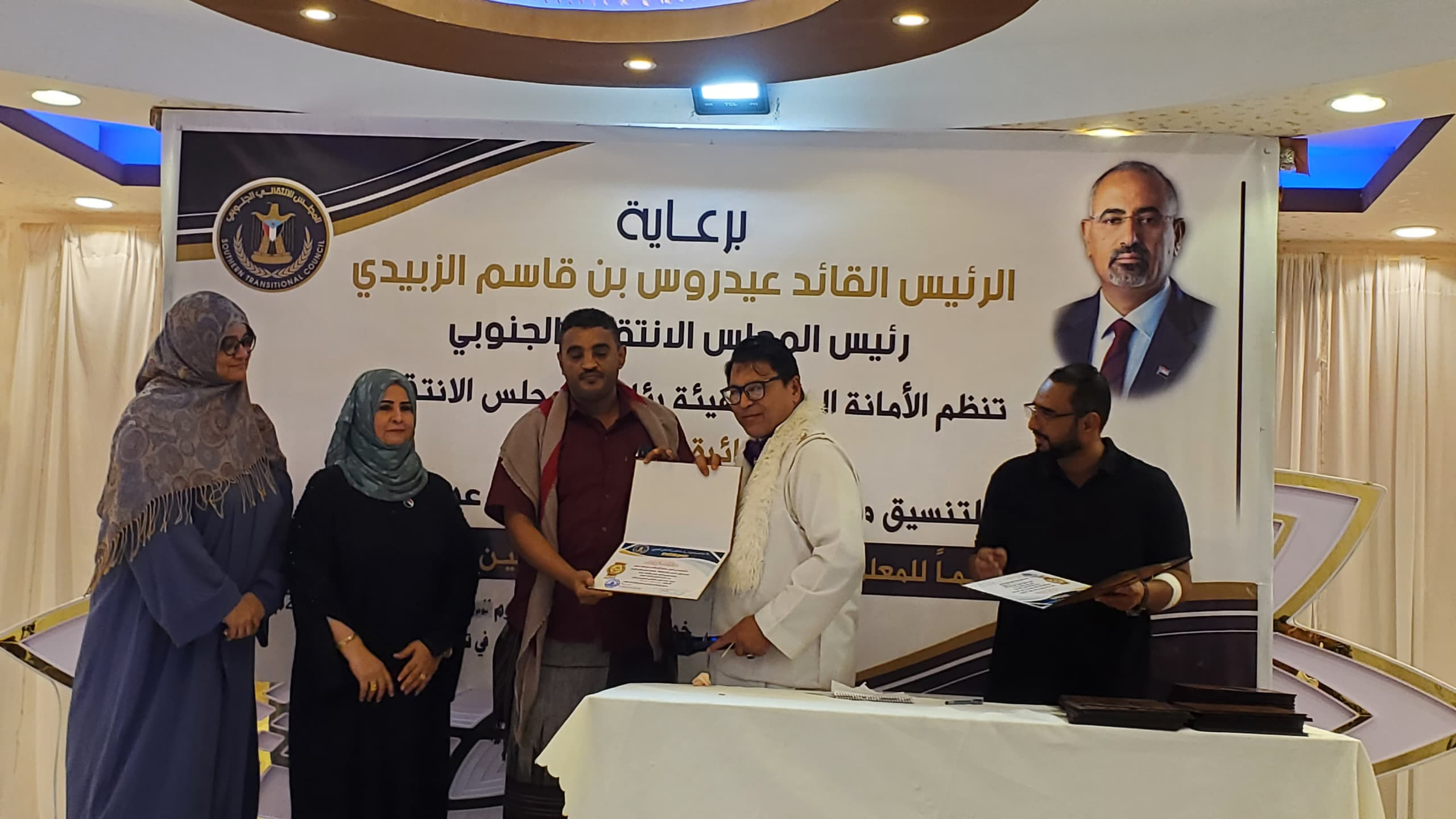 الأمانة العامة تُكرّم المعلمين والطلاب المتميزين في عدد من مدارس عدن وأبين الأمانة العامة تُكرّم المعلمين والطلاب المتميزين في عدد من مدارس عدن وأبين