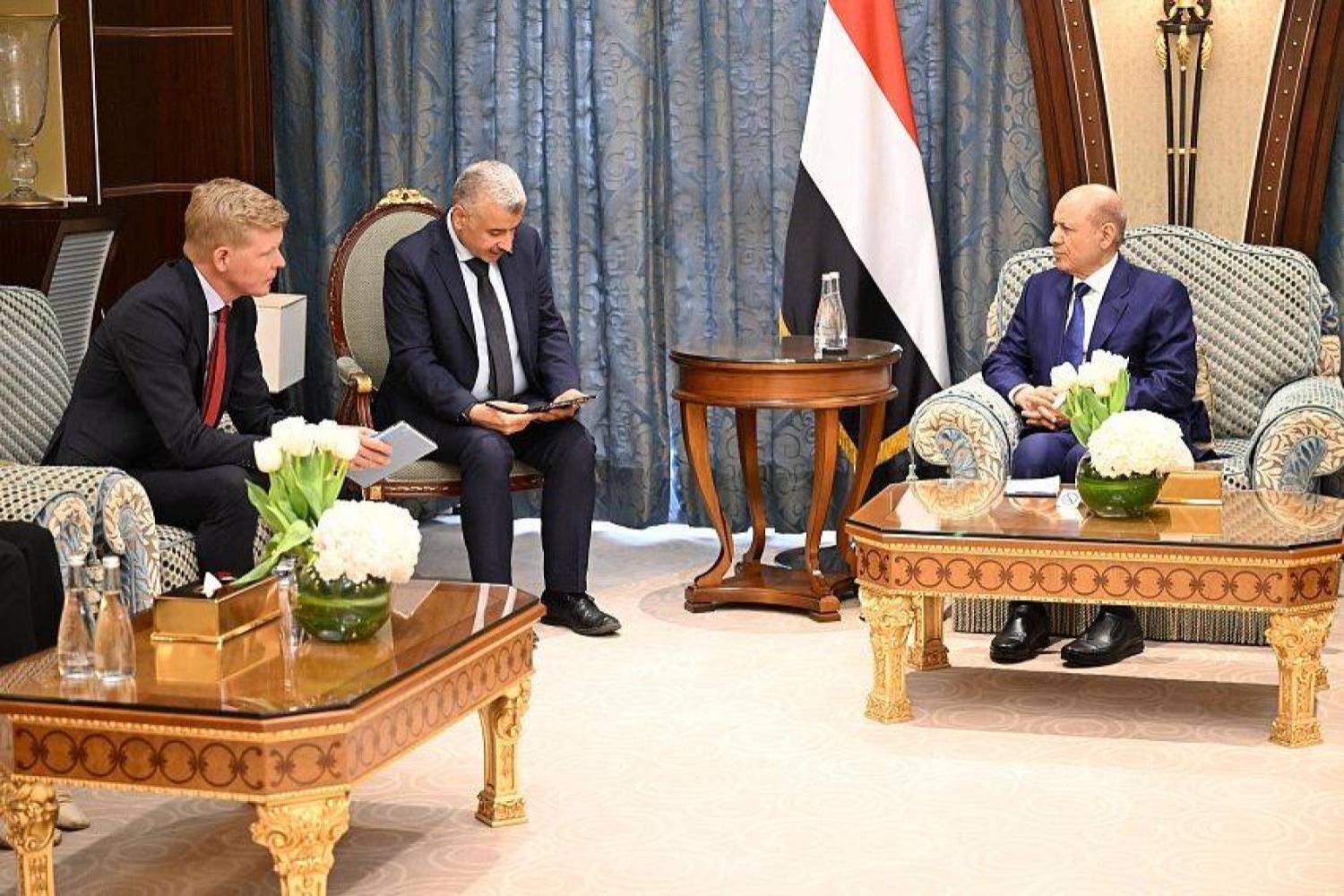 أميركا تتوعد الحوثيين... وبريطانيا تلمح لشراكة أمنية حول السواحل اليمنية - من لقاء جمع المبعوث الأممي غروندبرغ مع رئيس مجلس القيادة اليمني رشاد العليمي (سبأ)