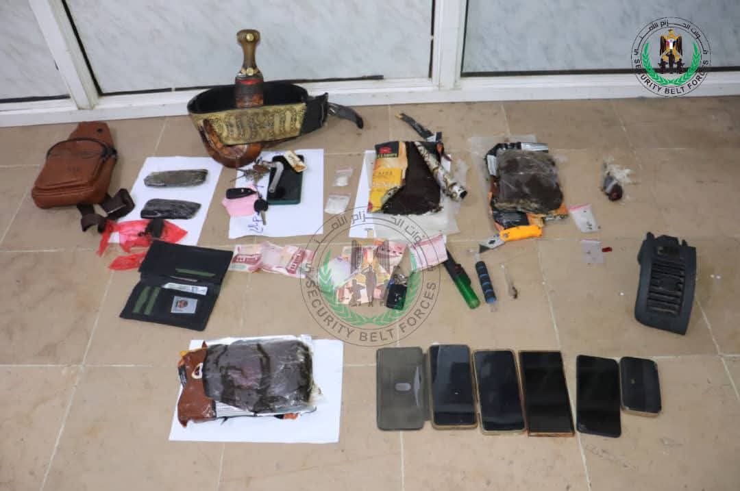 قوات الحزام الأمني في عدن تطيح بشبكة ترويج مخدرات وتصادر كميات من الحشيش والشبو - قوات الحزام الأمني في عدن تطيح بشبكة ترويج مخدرات وتصادر كميات من الحشيش والشبو -