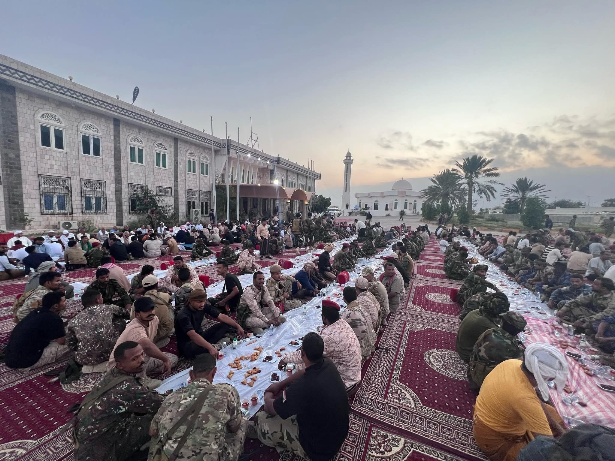 عضو مجلس القيادة الرئاسي البحسني يقيم مأدبة إفطار رمضانية للمسؤولين في حضرموت - عضو مجلس القيادة الرئاسي البحسني يقيم مأدبة إفطار رمضانية للمسؤولين في حضرموت -