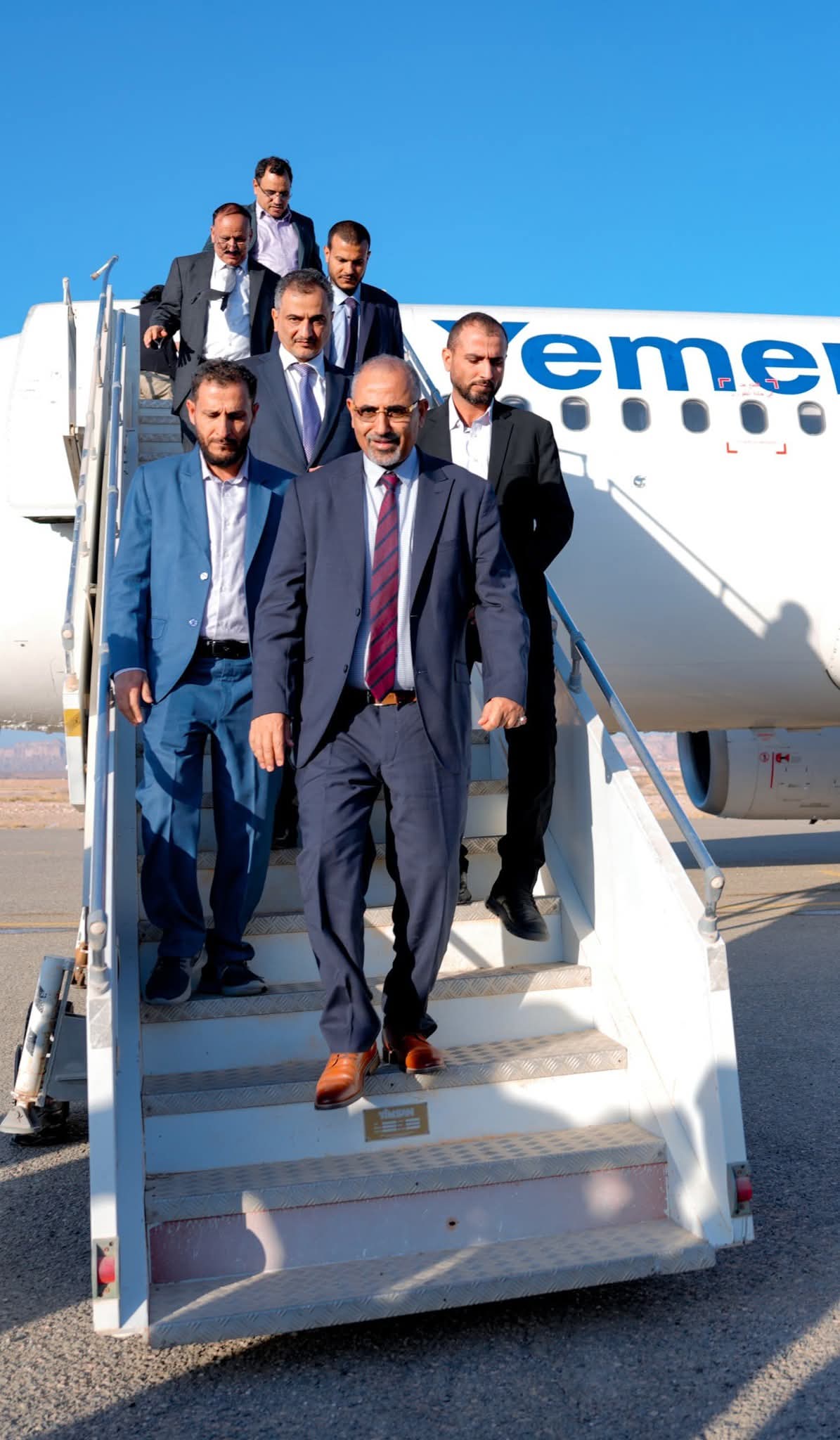 الرئيس الوبيدي يدشّن العمل رسميًا بمطار عتق بعد توقف دام 10 سنوات - الرئيس الوبيدي يدشّن العمل رسميًا بمطار عتق بعد توقف دام 10 سنوات -