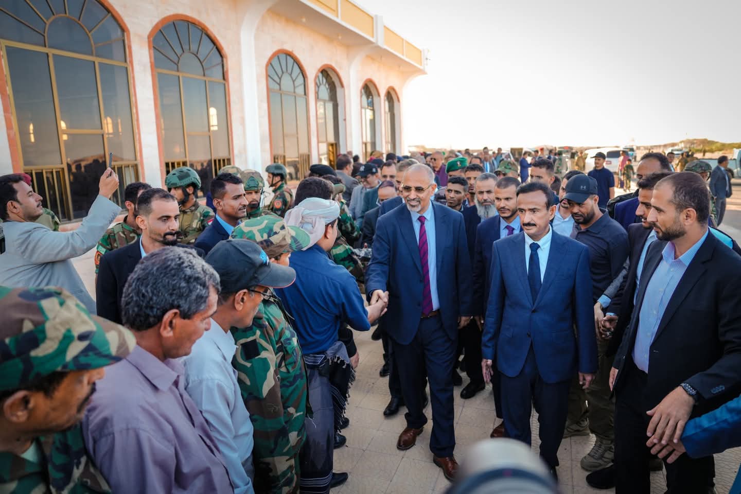 الرئيس الوبيدي يدشّن العمل رسميًا بمطار عتق بعد توقف دام 10 سنوات - الرئيس الوبيدي يدشّن العمل رسميًا بمطار عتق بعد توقف دام 10 سنوات -