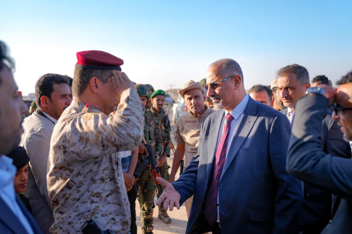 الرئيس الوبيدي يدشّن العمل رسميًا بمطار عتق بعد توقف دام 10 سنوات - الرئيس الوبيدي يدشّن العمل رسميًا بمطار عتق بعد توقف دام 10 سنوات -