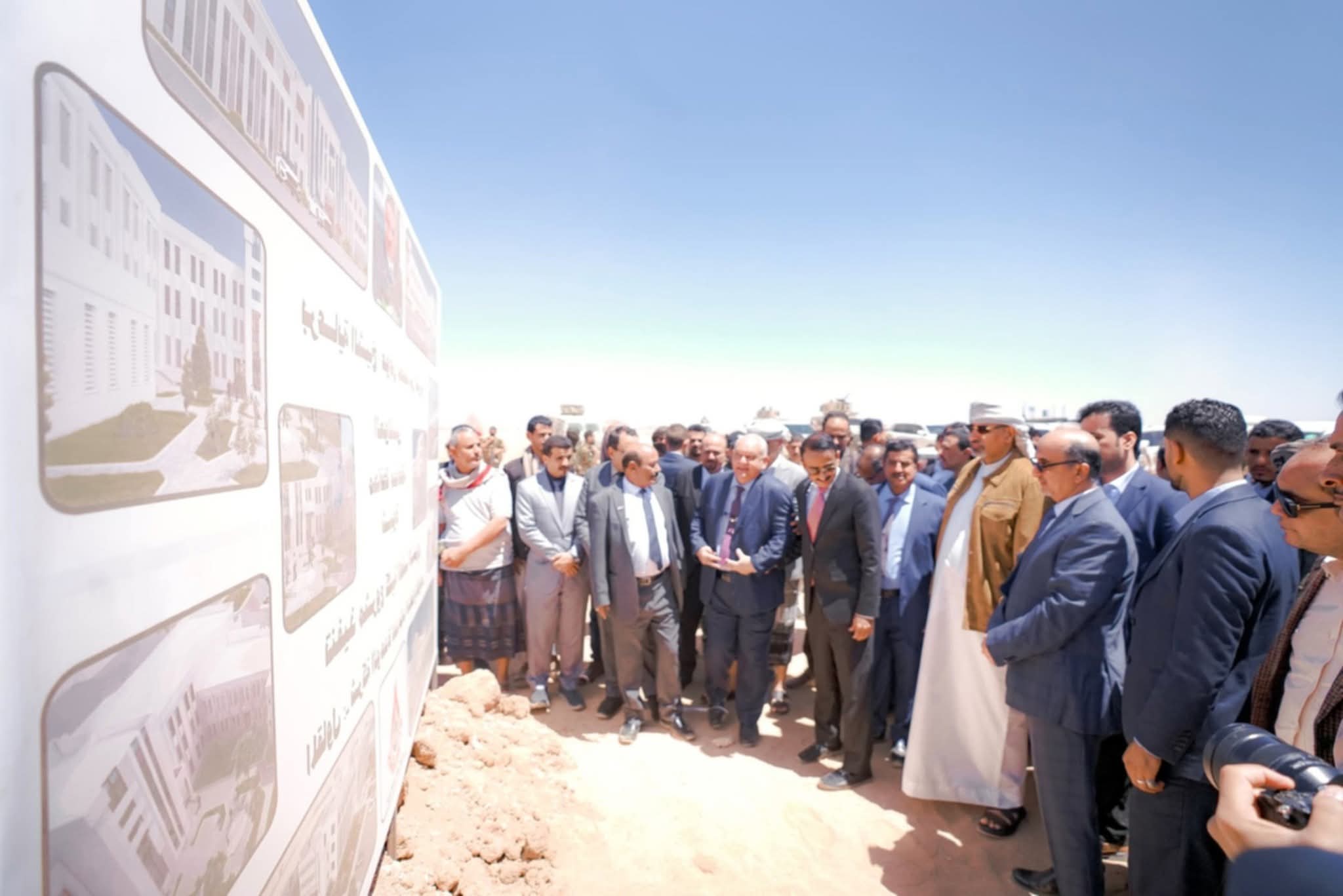 الرئيس القائد عيدروس الزُبيدي يتفقد مستشفى الهيئة بشبوة ويطّلع على مستوى الإنجاز في مشروع الجامعة - الرئيس القائد عيدروس الزُبيدي يتفقد مستشفى الهيئة بشبوة ويطّلع على مستوى الإنجاز في مشروع الجامعة -