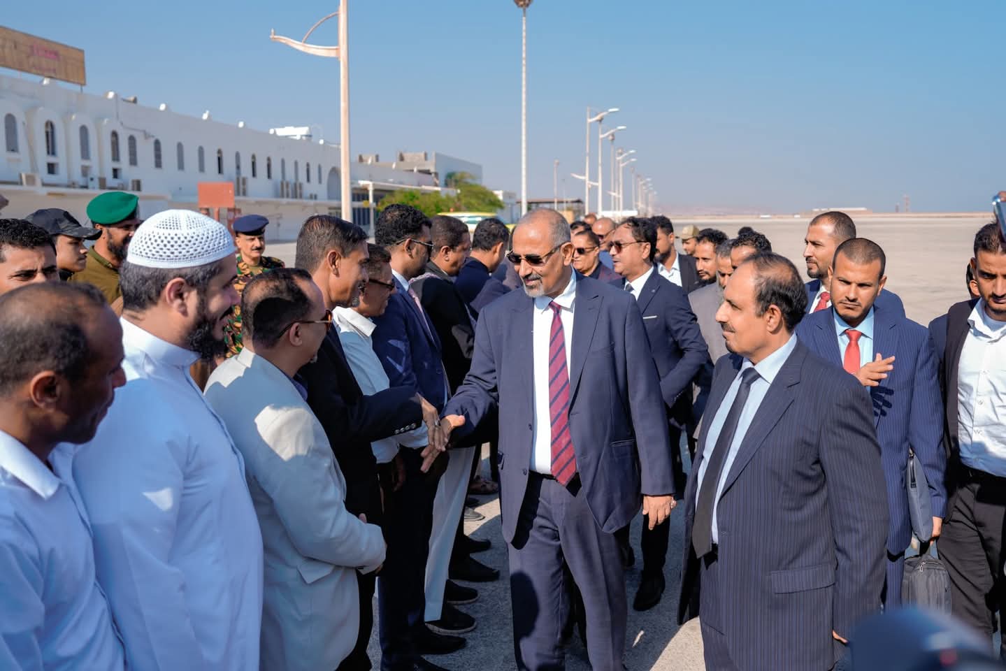 الرئيس القائد عيدروس الزُبيدي يصل إلى المكلا وسط استقبال رسمي وشعبي - الرئيس القائد عيدروس الزُبيدي يصل إلى المكلا وسط استقبال رسمي وشعبي -