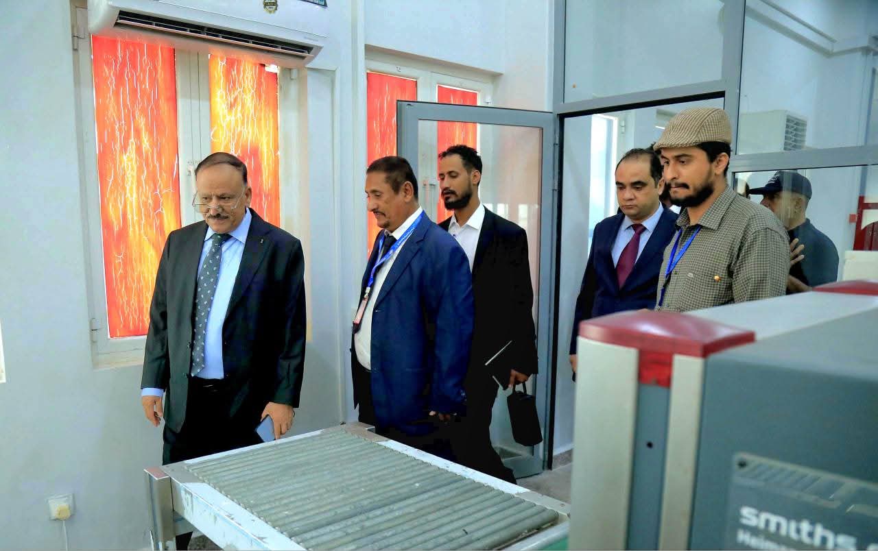 وزير النقل يتفقد سير العمل في مطار الغيضة الدولي ويعقد اجتماعًا مع قيادة المطار وموظفيه - وزير النقل يتفقد سير العمل في مطار الغيضة الدولي ويعقد اجتماعًا مع قيادة المطار وموظفيه -