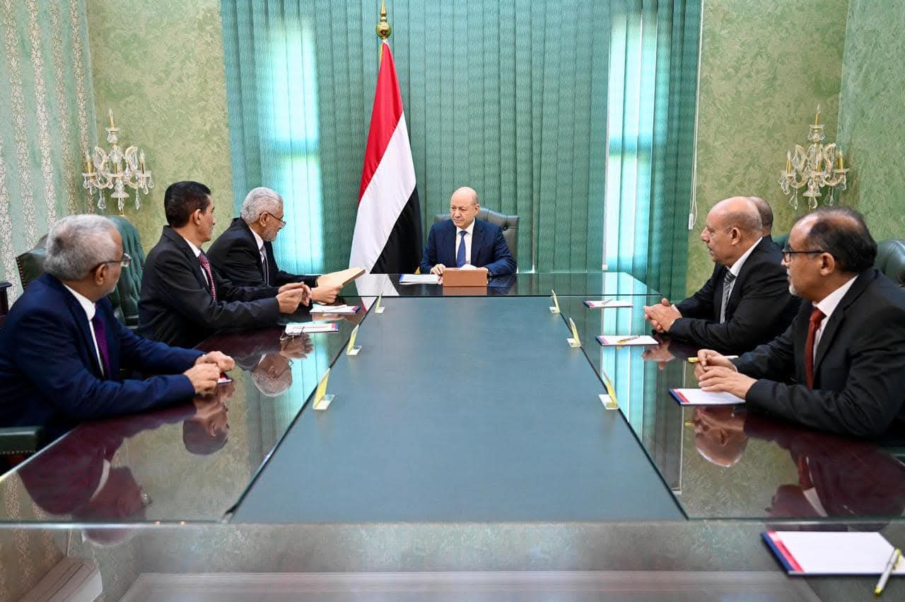 العليمي يتسلم مسودة القواعد المنظمة لأعمال المجلس وهيئة التشاور والمصالحة والفريقين القانوني والاقتصادي - العليمي يتسلم مسودة القواعد المنظمة لأعمال المجلس وهيئة التشاور والمصالحة والفريقين القانوني والاقتصادي -