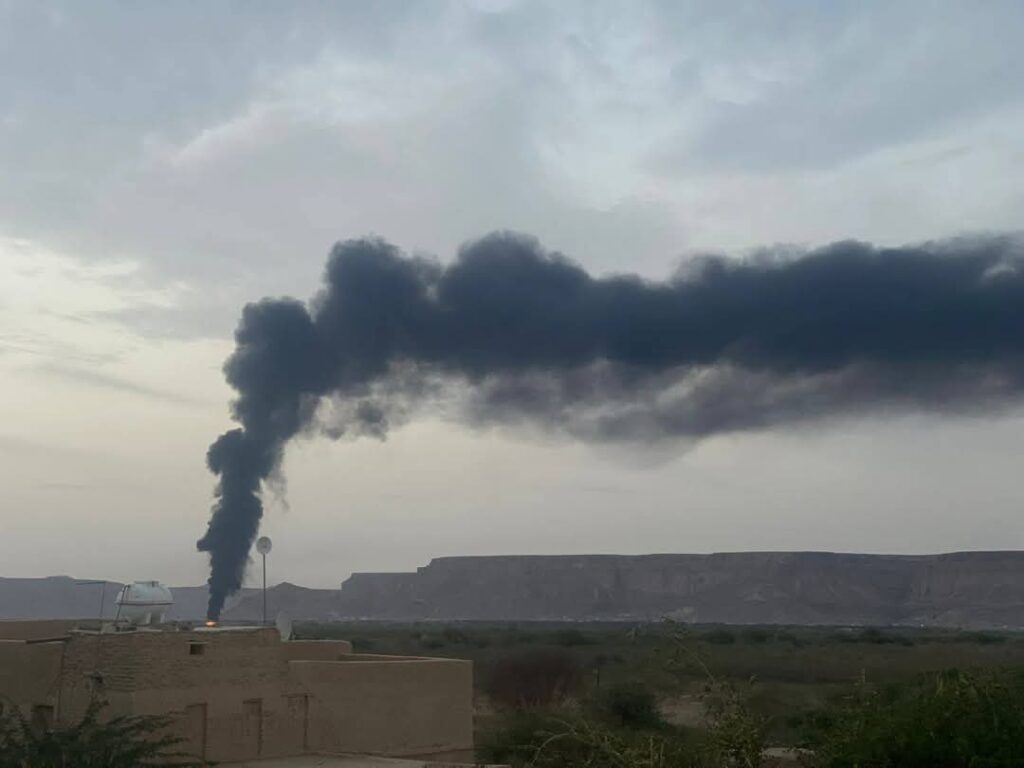 بالصور والفيديو .. اندلاع حريق هائل في احد الاحواش بمدينة القطن وتصاعد كثيف لأعمدة الدخان! بالصور والفيديو .. اندلاع حريق هائل في احد الاحواش بمدينة القطن وتصاعد كثيف لأعمدة الدخان!