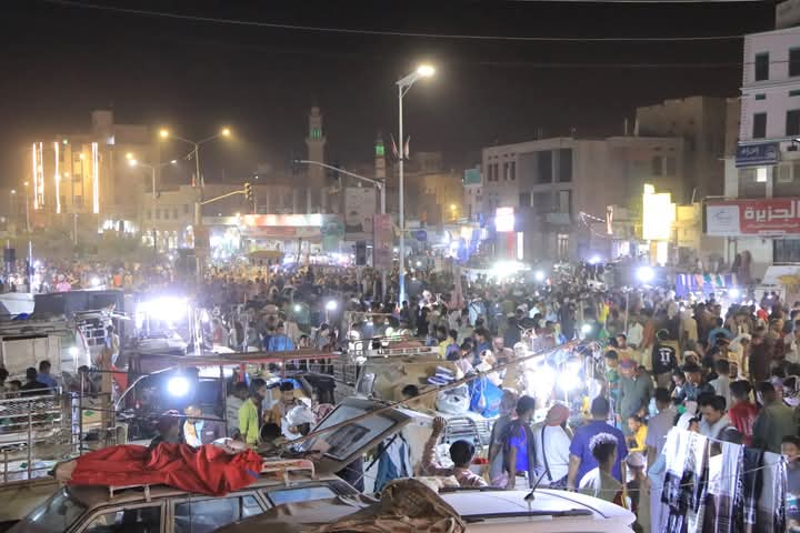 ازدحام كبير بأسواق سيئون برغم الارتفاع الجنوني للأسعار في عصر ومساء ليلة اعلان رؤية هلال عيد الفطر المبارك 1446هـ ( صور ) ازدحام كبير بأسواق سيئون برغم الارتفاع الجنوني للأسعار في عصر ومساء ليلة اعلان رؤية هلال عيد الفطر المبارك 1446هـ ( صور )