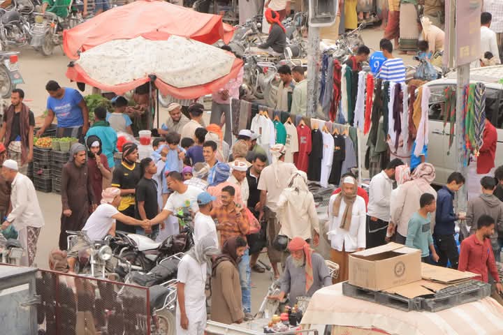 ازدحام كبير بأسواق سيئون برغم الارتفاع الجنوني للأسعار في عصر ومساء ليلة اعلان رؤية هلال عيد الفطر المبارك 1446هـ ( صور ) ازدحام كبير بأسواق سيئون برغم الارتفاع الجنوني للأسعار في عصر ومساء ليلة اعلان رؤية هلال عيد الفطر المبارك 1446هـ ( صور )