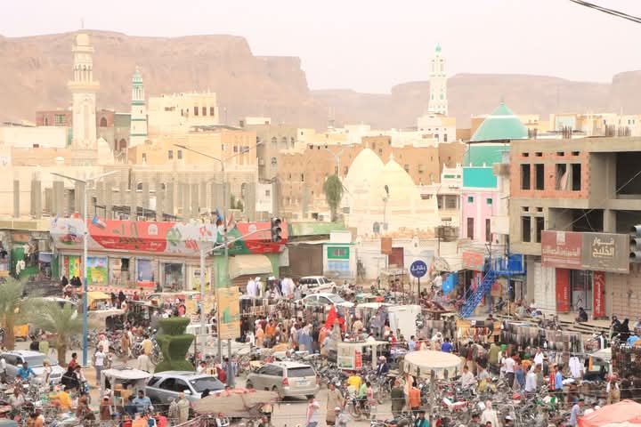 ازدحام كبير بأسواق سيئون برغم الارتفاع الجنوني للأسعار في عصر ومساء ليلة اعلان رؤية هلال عيد الفطر المبارك 1446هـ ( صور ) ازدحام كبير بأسواق سيئون برغم الارتفاع الجنوني للأسعار في عصر ومساء ليلة اعلان رؤية هلال عيد الفطر المبارك 1446هـ ( صور )