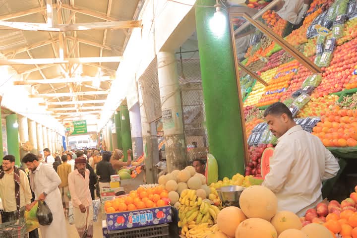 ازدحام كبير بأسواق سيئون برغم الارتفاع الجنوني للأسعار في عصر ومساء ليلة اعلان رؤية هلال عيد الفطر المبارك 1446هـ ( صور ) ازدحام كبير بأسواق سيئون برغم الارتفاع الجنوني للأسعار في عصر ومساء ليلة اعلان رؤية هلال عيد الفطر المبارك 1446هـ ( صور )