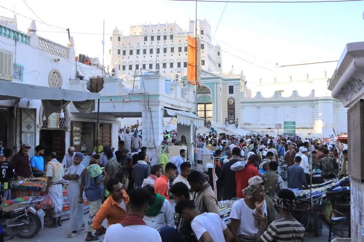 ازدحام كبير بأسواق سيئون برغم الارتفاع الجنوني للأسعار في عصر ومساء ليلة اعلان رؤية هلال عيد الفطر المبارك 1446هـ ( صور ) ازدحام كبير بأسواق سيئون برغم الارتفاع الجنوني للأسعار في عصر ومساء ليلة اعلان رؤية هلال عيد الفطر المبارك 1446هـ ( صور )