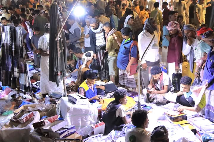 ازدحام كبير بأسواق سيئون برغم الارتفاع الجنوني للأسعار في عصر ومساء ليلة اعلان رؤية هلال عيد الفطر المبارك 1446هـ ( صور ) ازدحام كبير بأسواق سيئون برغم الارتفاع الجنوني للأسعار في عصر ومساء ليلة اعلان رؤية هلال عيد الفطر المبارك 1446هـ ( صور )