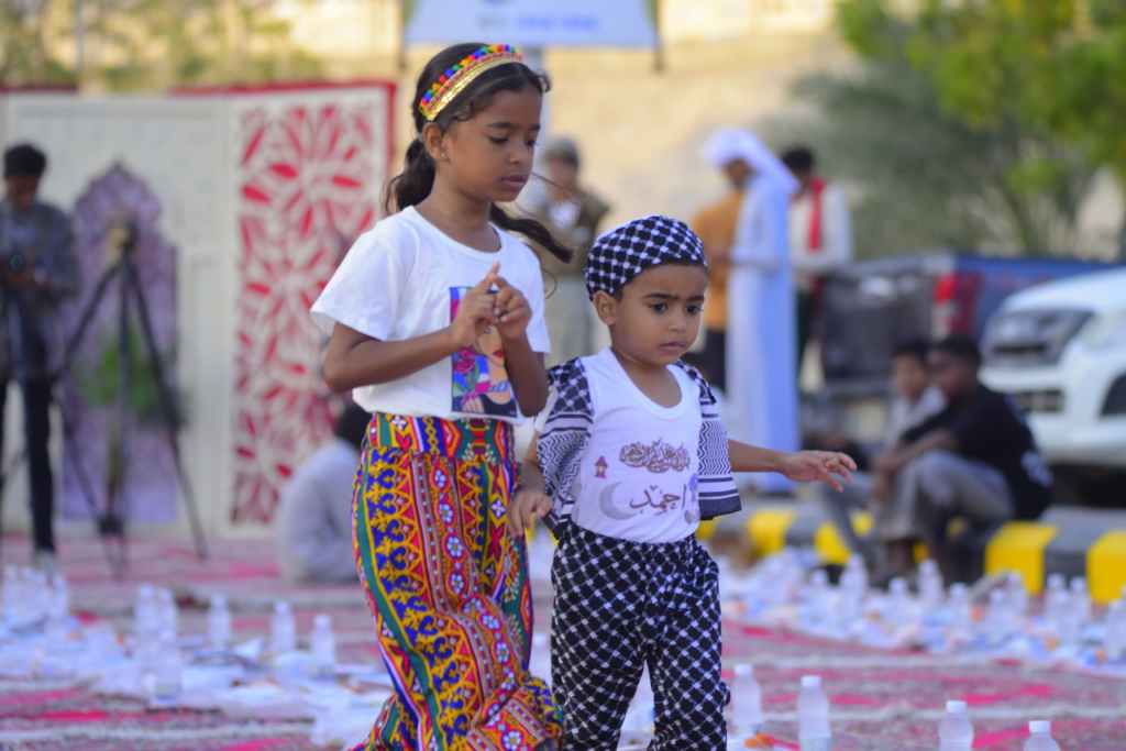 في فعالية مجتمعية .. أهالي المكلا يقيمون أطول سفرة إفطار رمضاني بحضرموت للمرة الثالثة على التوالي (شاهد الصور) في فعالية مجتمعية .. أهالي المكلا يقيمون أطول سفرة إفطار رمضاني بحضرموت للمرة الثالثة على التوالي (شاهد الصور)