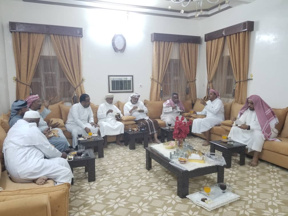 بمناسبة شهر رمضان المبارك .. عدد من شيوخ وعقال حارات بمديرية سيئون يقدمون التهاني لمدير عام مديرية سيئون السابق الاستاذ محمد عوض العامري بمناسبة شهر رمضان المبارك .. عدد من شيوخ وعقال حارات بمديرية سيئون يقدمون التهاني لمدير عام مديرية سيئون السابق الاستاذ محمد عوض العامري