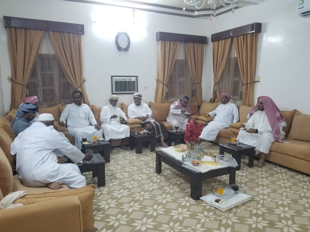 بمناسبة شهر رمضان المبارك .. عدد من شيوخ وعقال حارات بمديرية سيئون يقدمون التهاني لمدير عام مديرية سيئون السابق الاستاذ محمد عوض العامري بمناسبة شهر رمضان المبارك .. عدد من شيوخ وعقال حارات بمديرية سيئون يقدمون التهاني لمدير عام مديرية سيئون السابق الاستاذ محمد عوض العامري