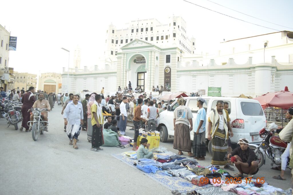 سوق مدينة سيئون كما يبدو ليلة العاشر من رمضان 1446هـ { شاهد الصور } سوق مدينة سيئون كما يبدو ليلة العاشر من رمضان 1446هـ { شاهد الصور }