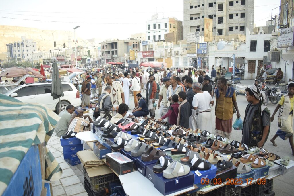 سوق مدينة سيئون كما يبدو ليلة العاشر من رمضان 1446هـ { شاهد الصور } سوق مدينة سيئون كما يبدو ليلة العاشر من رمضان 1446هـ { شاهد الصور }